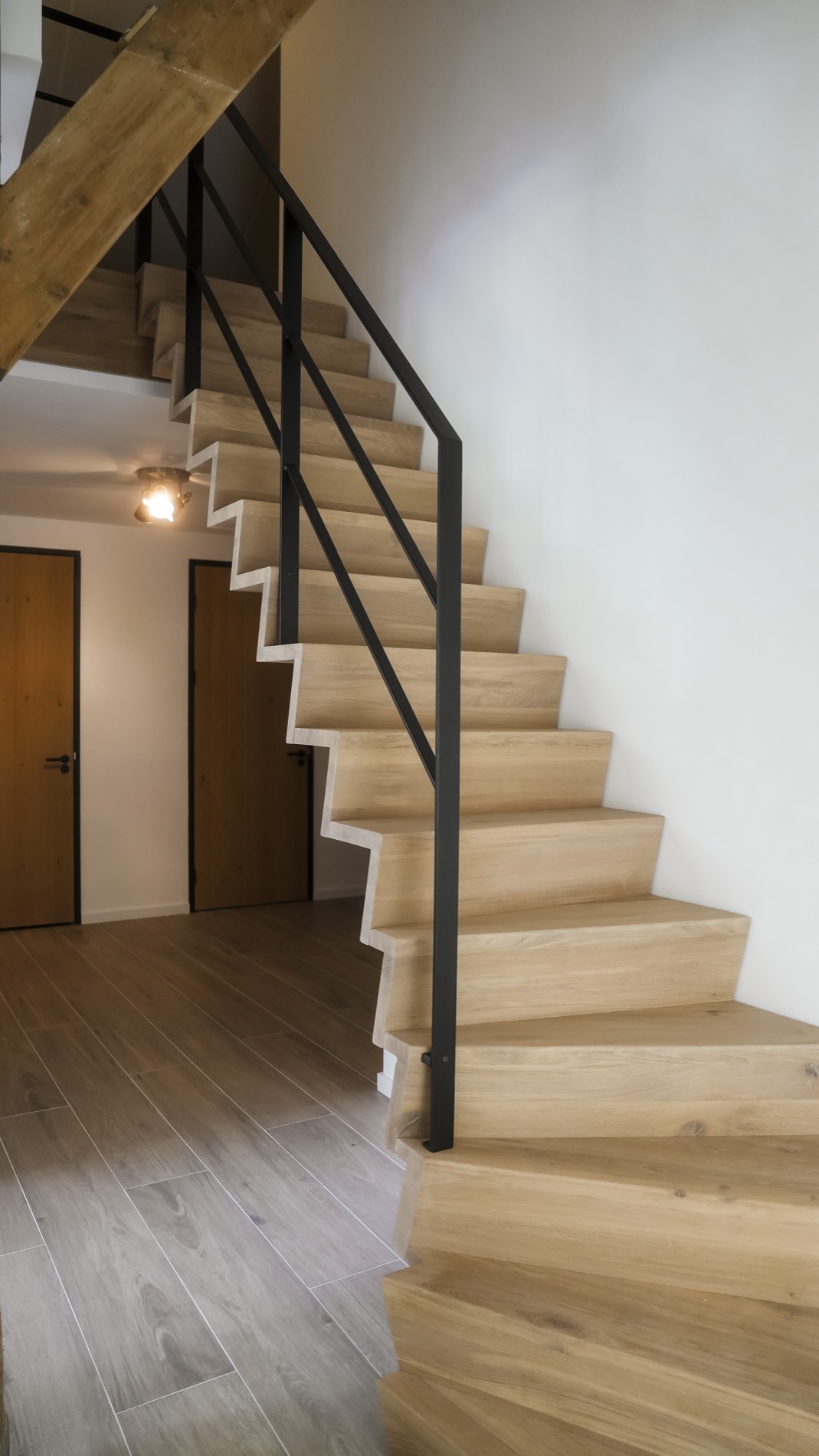 scala in legno rustico: dettaglio di scaletta in legno con ringhiera in metallo nero, stile moderno., Luxury, Design, Exclusive, Modern, Custom Made, Special, Beautiful