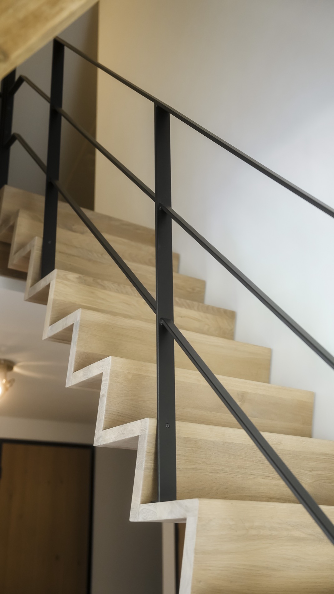 scala in legno rustico: dettaglio scala in zigzag con corrimano in metallo nero, stile moderno., Luxury, Design, Exclusive, Modern, Custom Made, Special, Beautiful