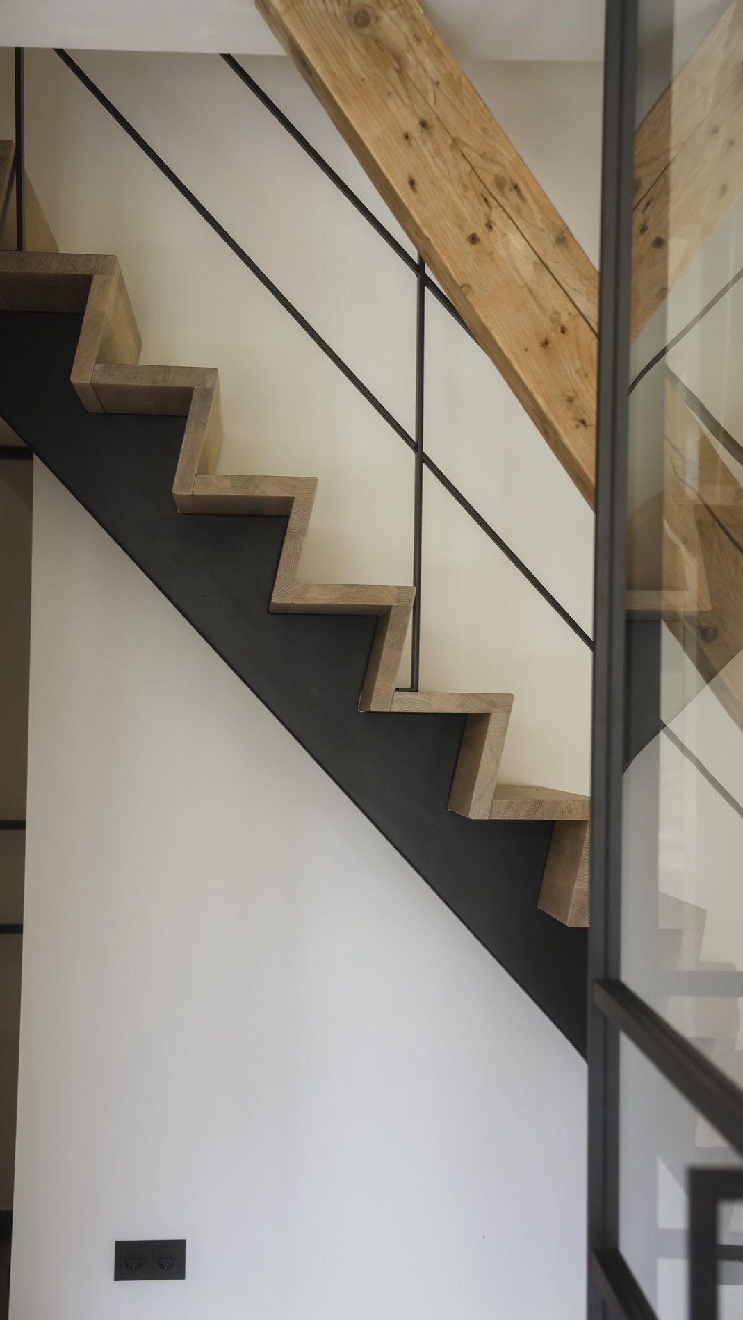 scala in legno rustico: scala ad angolo in legno con bordo in metallo nero in interno moderno, Luxury, Design, Exclusive, Modern, Custom Made, Special, Beautiful