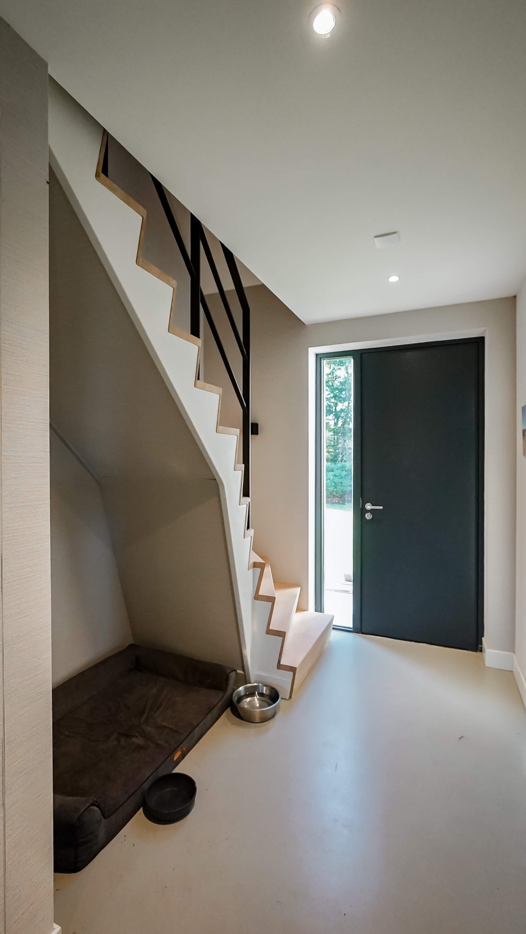 scala interna moderna: dettaglio della scala in legno con ringhiera in metallo nero, Luxury, Design, Exclusive, Modern, Custom Made, Special, Beautiful