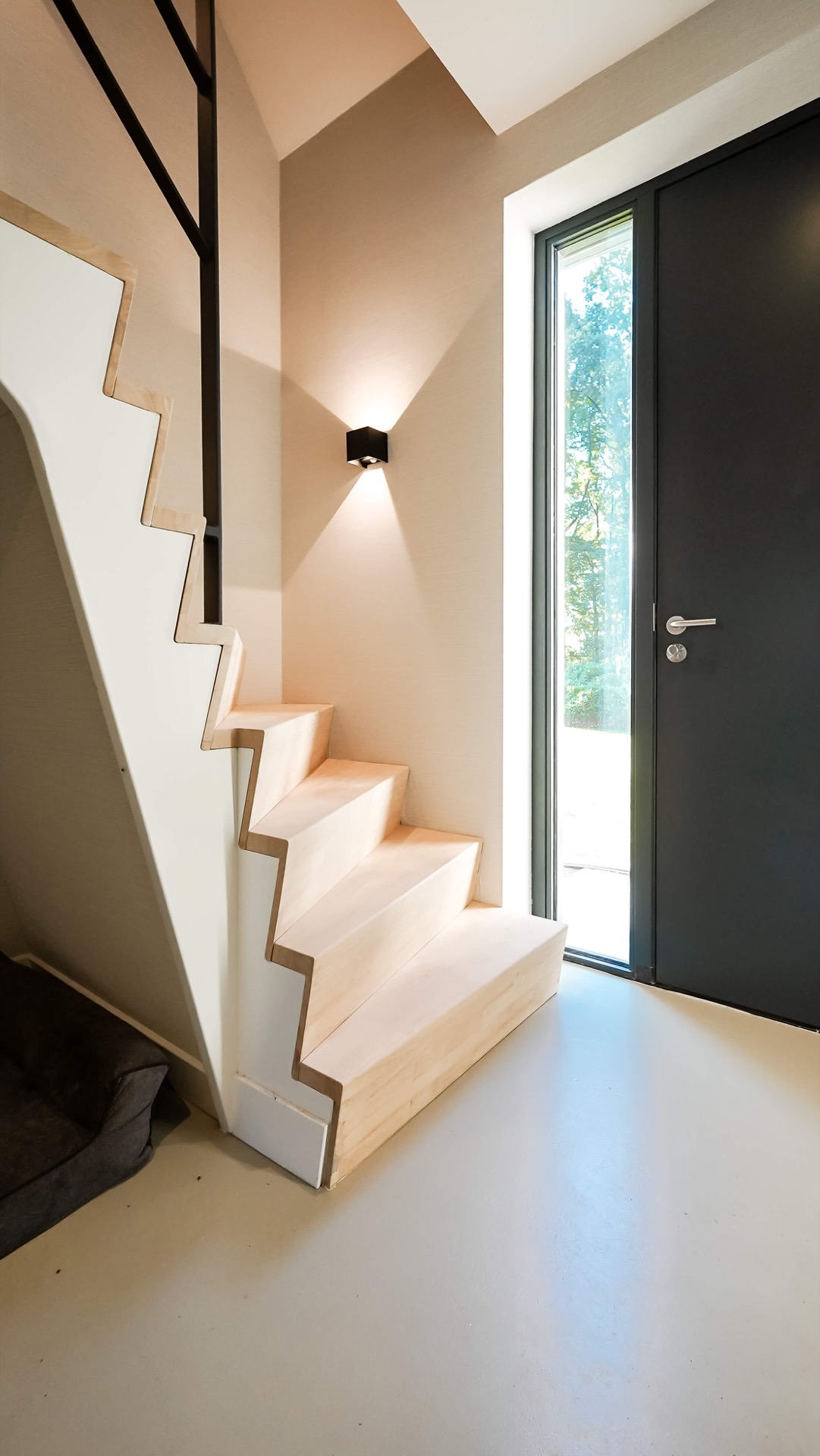 scala interna moderna: scala moderna in legno con forma a zigzag e ringhiera nera, Luxury, Design, Exclusive, Modern, Custom Made, Special, Beautiful