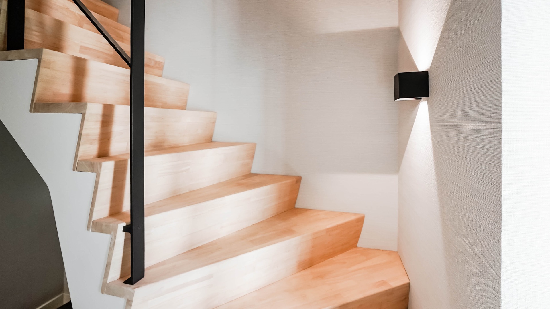 scala interna moderna: vista interna della scala con gradini in legno e ringhiera nera, Luxury, Design, Exclusive, Modern, Custom Made, Special, Beautiful