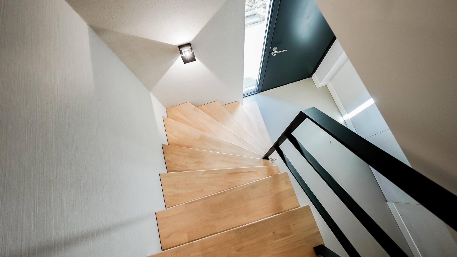 scala interna moderna: scala moderna in legno con corrimano in metallo nero all'interno, Luxury, Design, Exclusive, Modern, Custom Made, Special, Beautiful