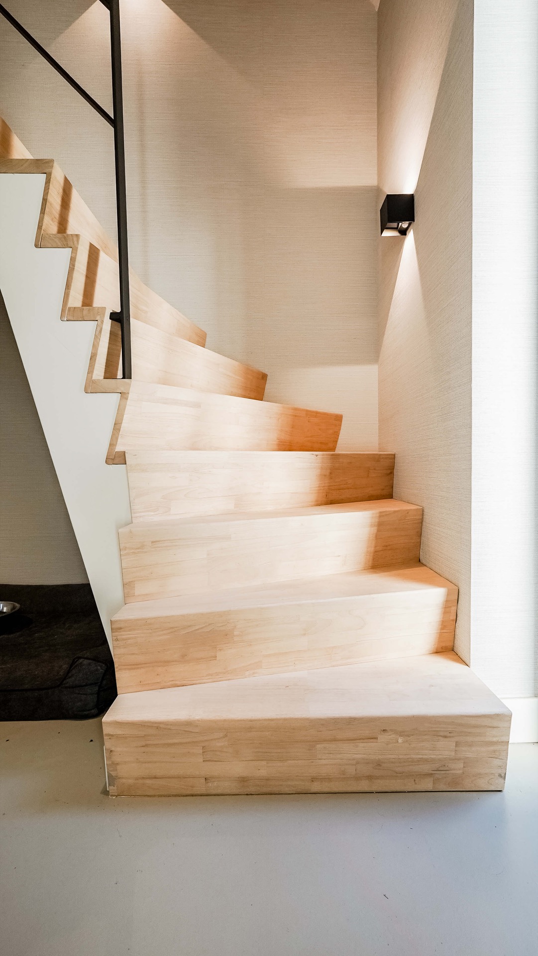 scala interna moderna: scala in legno moderna con ringhiera in metallo in interno, Luxury, Design, Exclusive, Modern, Custom Made, Special, Beautiful
