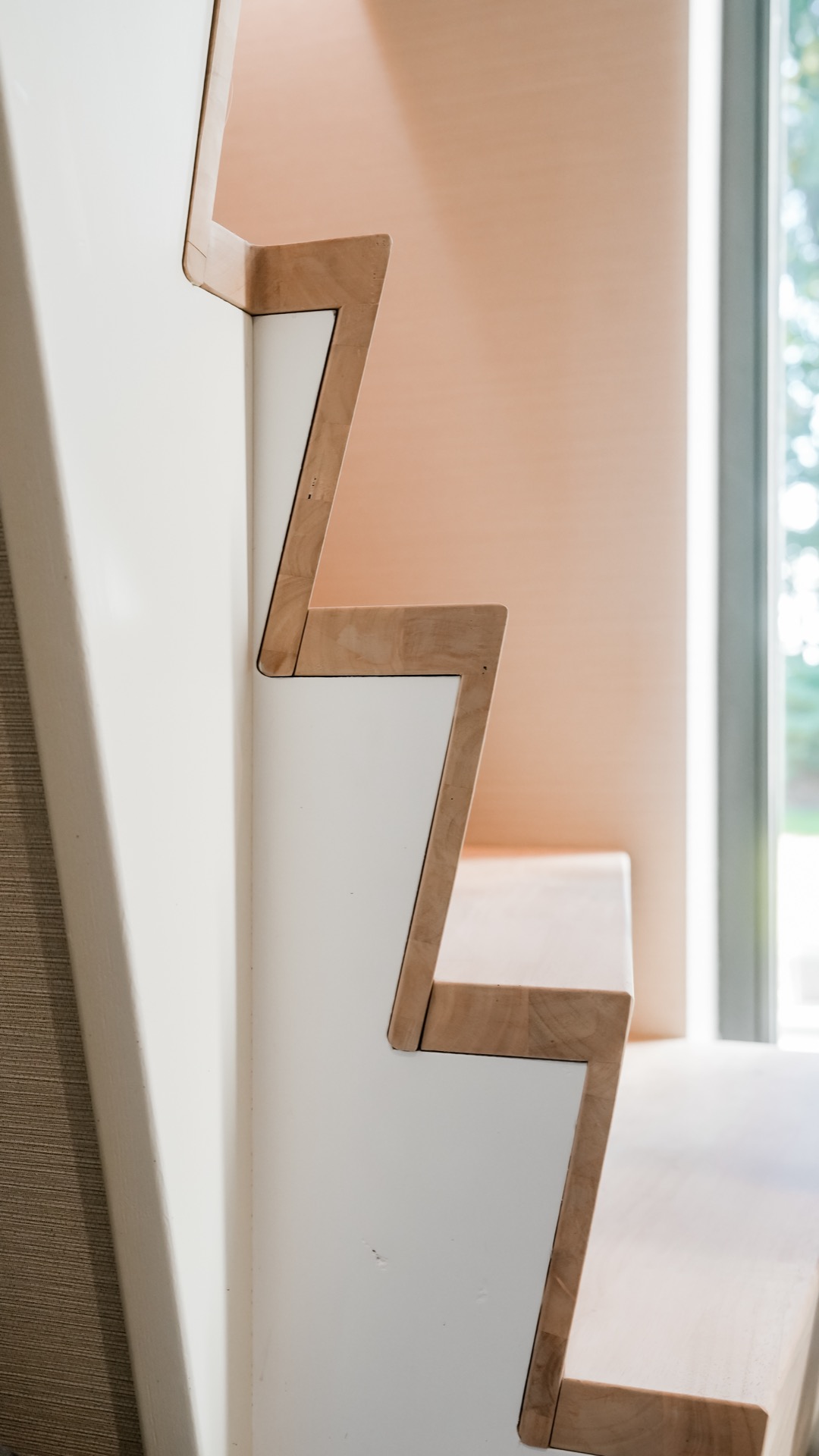 scala interna moderna: dettaglio del bordo della scala in legno e corrimano in metallo, Luxury, Design, Exclusive, Modern, Custom Made, Special, Beautiful
