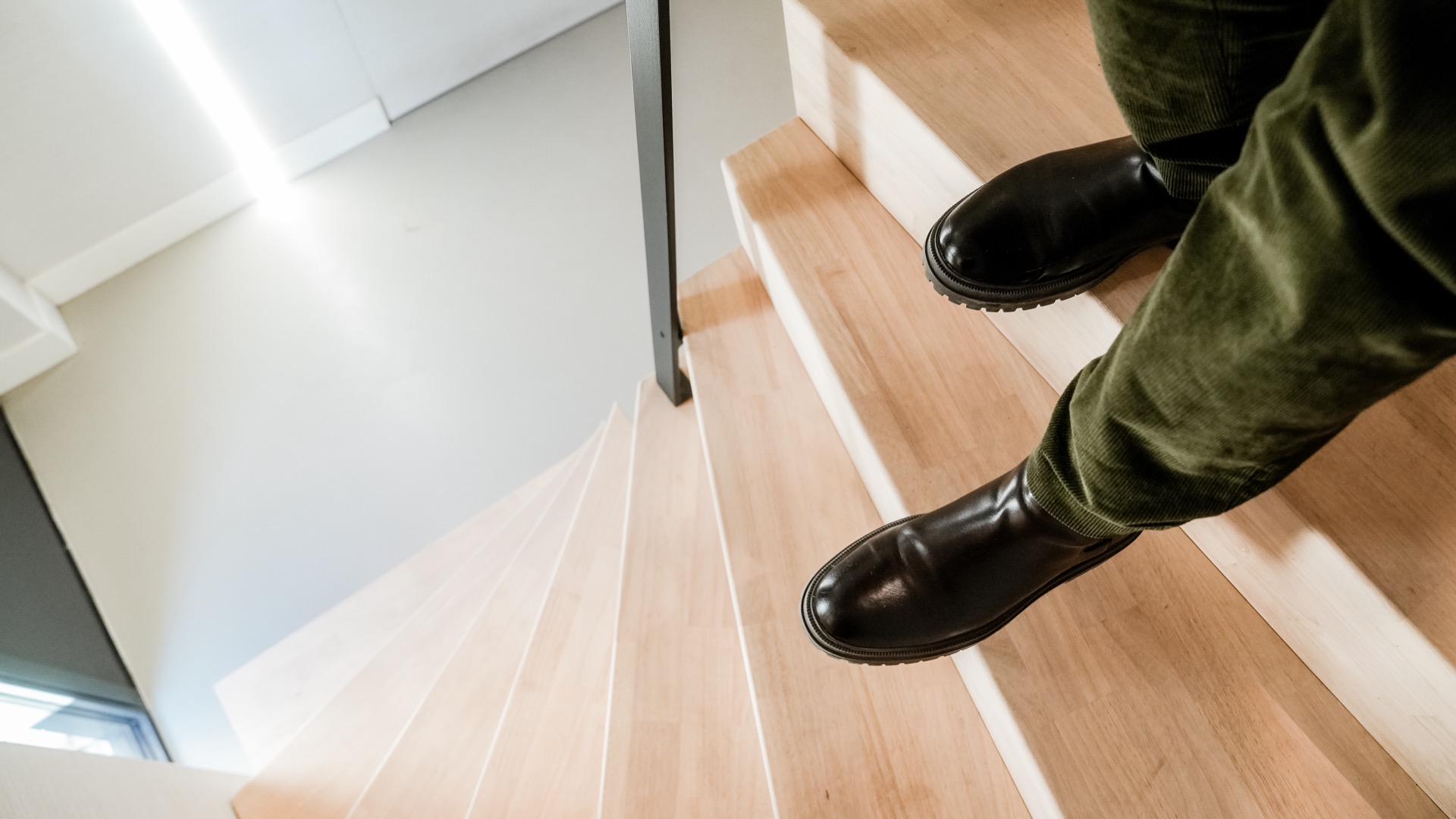 scala interna moderna: dettaglio di gradino in legno e corrimano in metallo in una scala moderna, Luxury, Design, Exclusive, Modern, Custom Made, Special, Beautiful