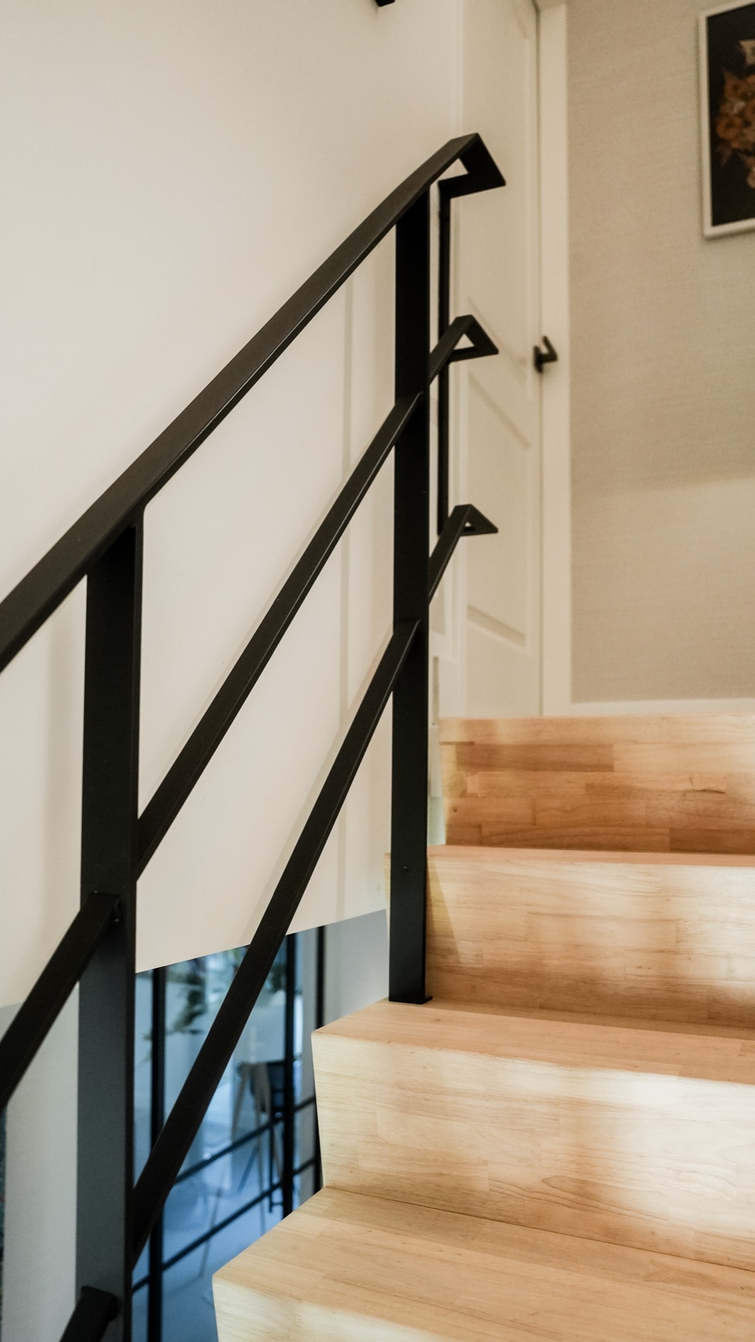 scala interna moderna: dettaglio di gradino in legno e corrimano in metallo in una scala moderna, Luxury, Design, Exclusive, Modern, Custom Made, Special, Beautiful
