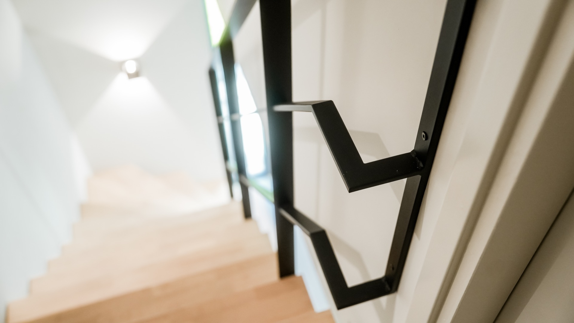 scala interna moderna: scala moderna in legno con corrimano in metallo in un interno, Luxury, Design, Exclusive, Modern, Custom Made, Special, Beautiful