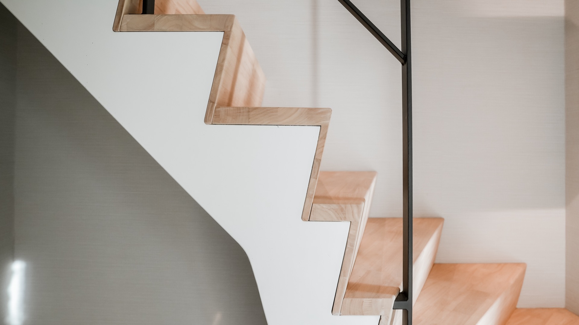scala interna moderna: scala moderna in legno con corrimano in metallo nero e design elegante interno, Luxury, Design, Exclusive, Modern, Custom Made, Special, Beautiful