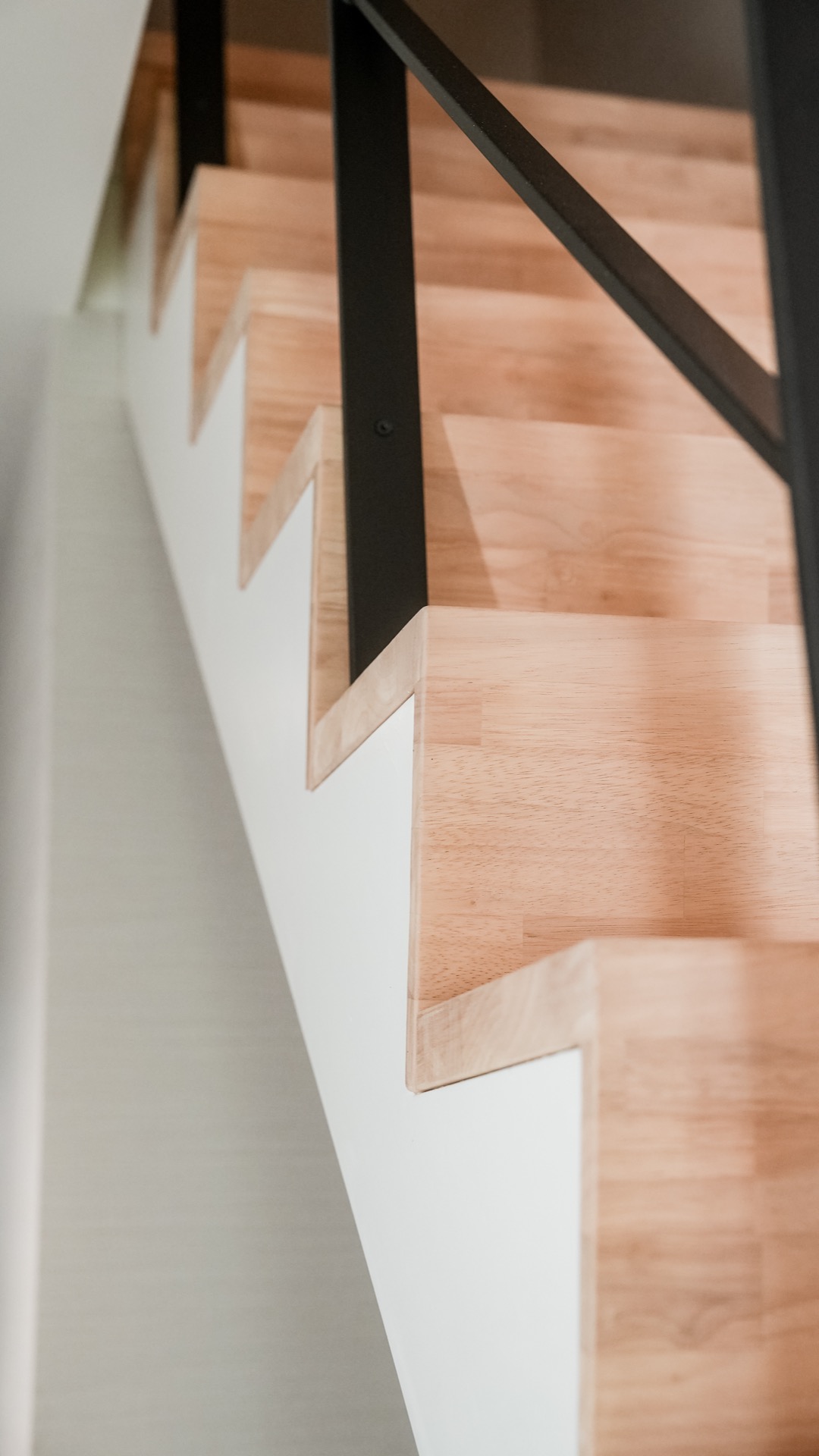 scala interna moderna: scala con gradini in legno e corrimano in metallo in un interno moderno, Luxury, Design, Exclusive, Modern, Custom Made, Special, Beautiful