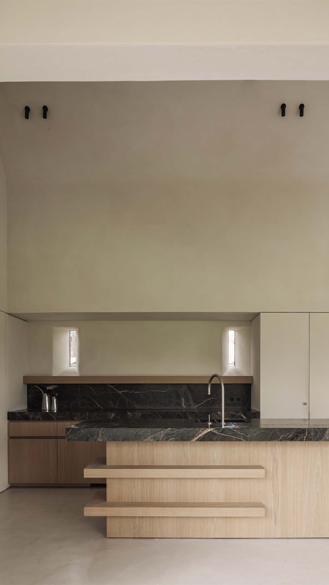 materiali naturali: cucina moderna con top in marmo e mobili in legno., Luxury, Design, Exclusive, Modern, Custom Made, Special, Beautiful