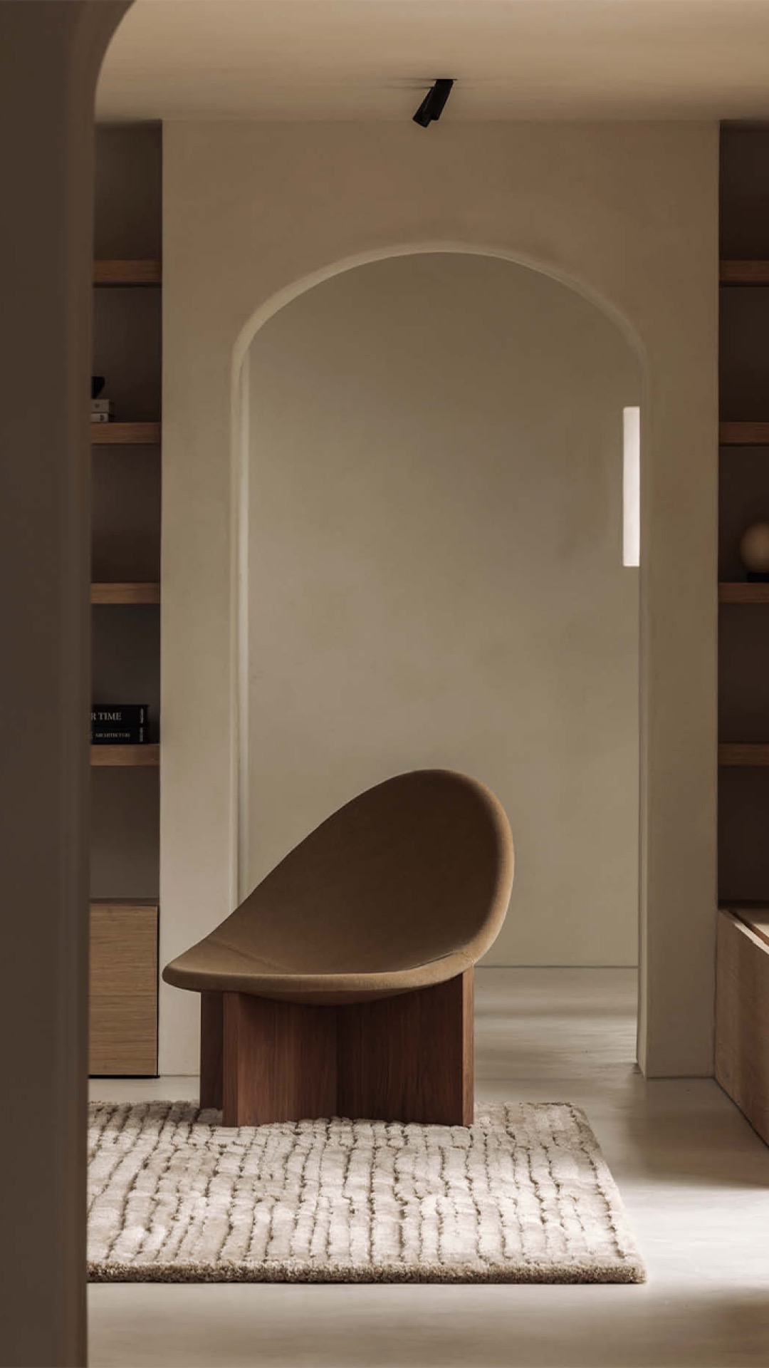 materiali naturali: sedia a forma organica su tappeto in una stanza accogliente., Luxury, Design, Exclusive, Modern, Custom Made, Special, Beautiful
