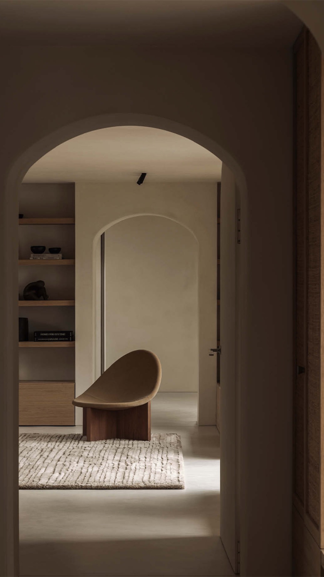 materiali naturali: vista interna del soggiorno con sedia in tessuto beige e mensole in legno aperte, Luxury, Design, Exclusive, Modern, Custom Made, Special, Beautiful