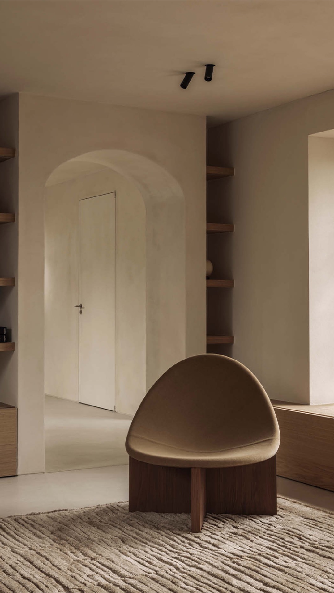 materiali naturali: corpi illuminanti e luci a soffitto sopra divano e mensole aperte, Luxury, Design, Exclusive, Modern, Custom Made, Special, Beautiful