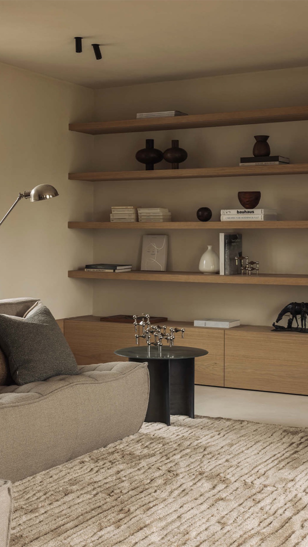 materiali naturali: Soggiorno con scaffali in legno e per un'atmosfera tranquilla, Luxury, Design, Exclusive, Modern, Custom Made, Special, Beautiful