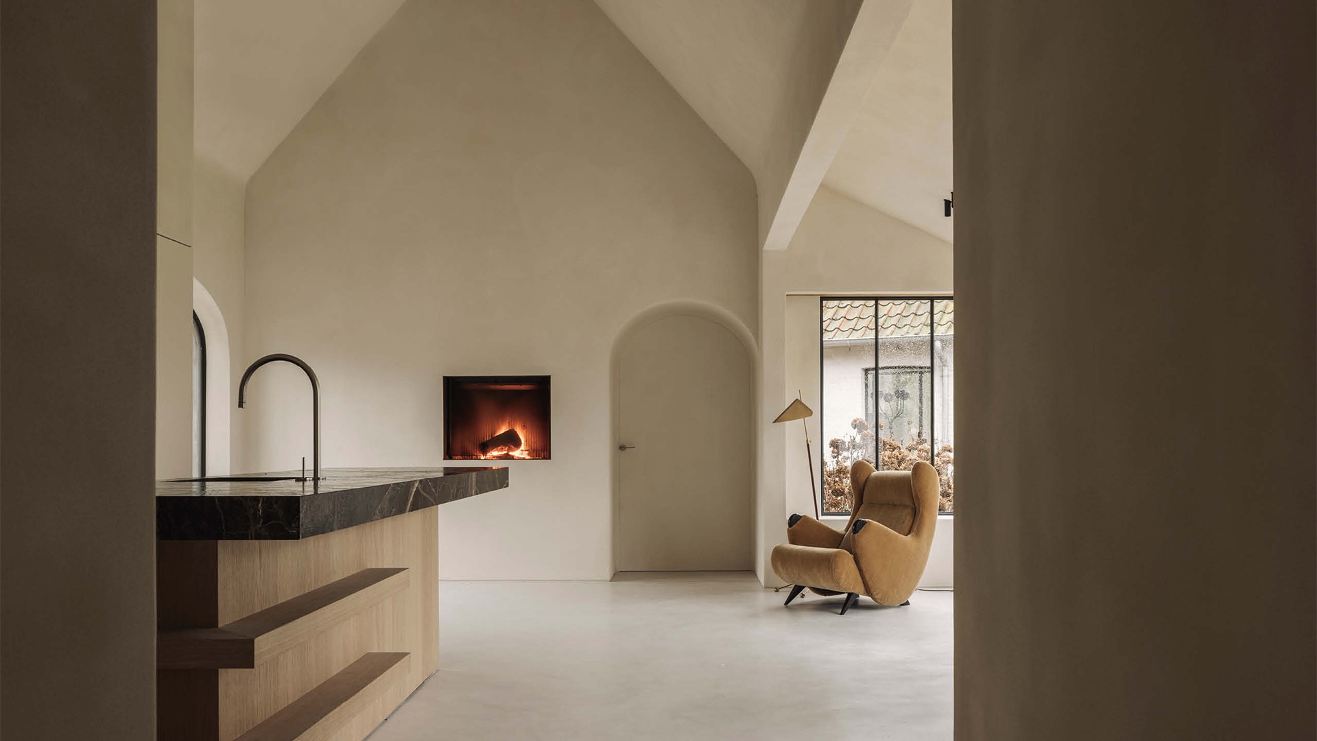 materiali naturali: soggiorno con poltrona comoda e mobili in legno., Luxury, Design, Exclusive, Modern, Custom Made, Special, Beautiful