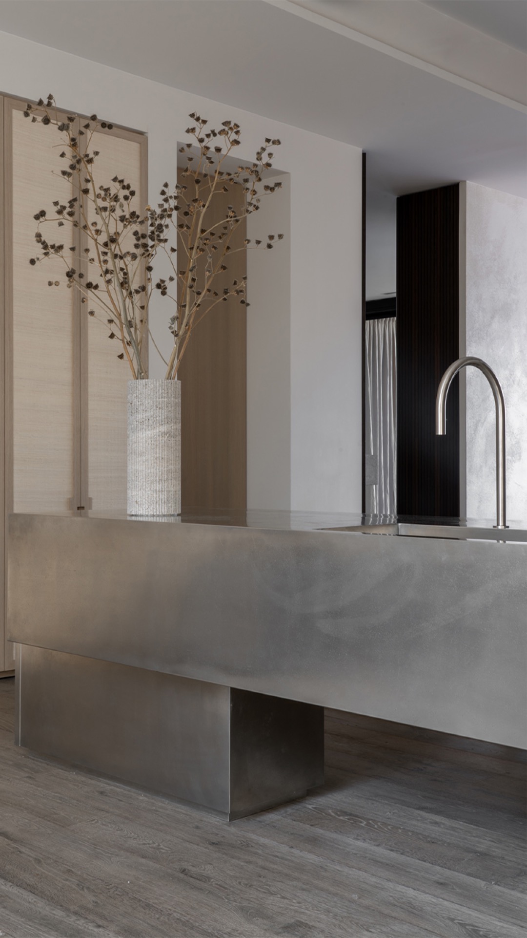 design interno materiali naturali: mobile contenitore in legno con scala e cesti per organizzazione., Luxury, Design, Exclusive, Modern, Custom Made, Special, Beautiful