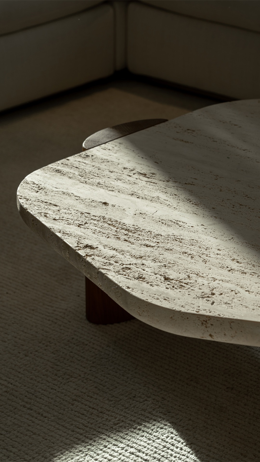design interno materiali naturali: tavolo rotondo in marmo con supporto in legno nel soggiorno, Luxury, Design, Exclusive, Modern, Custom Made, Special, Beautiful