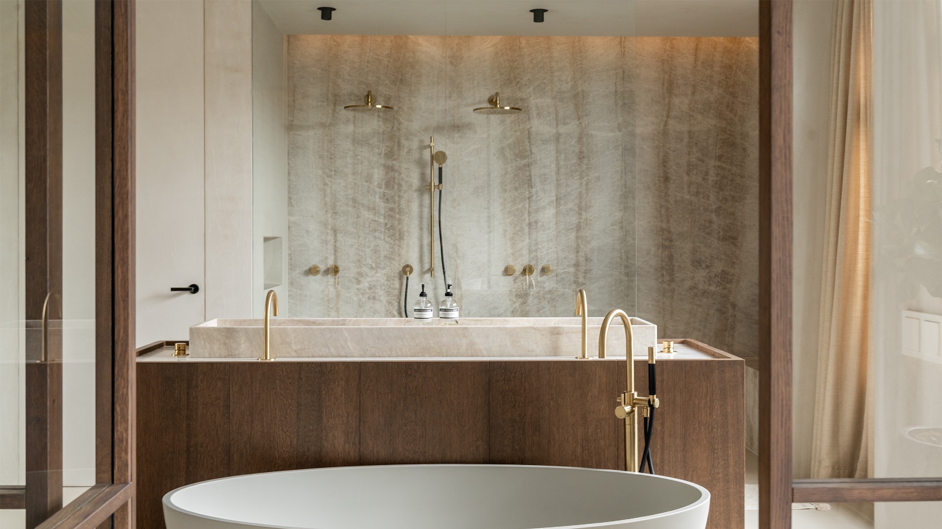 idee bagno di lusso: bagno doccia di lusso con doppie docce e parete in marmo, Luxury, Design, Exclusive, Modern, Custom Made, Special, Beautiful