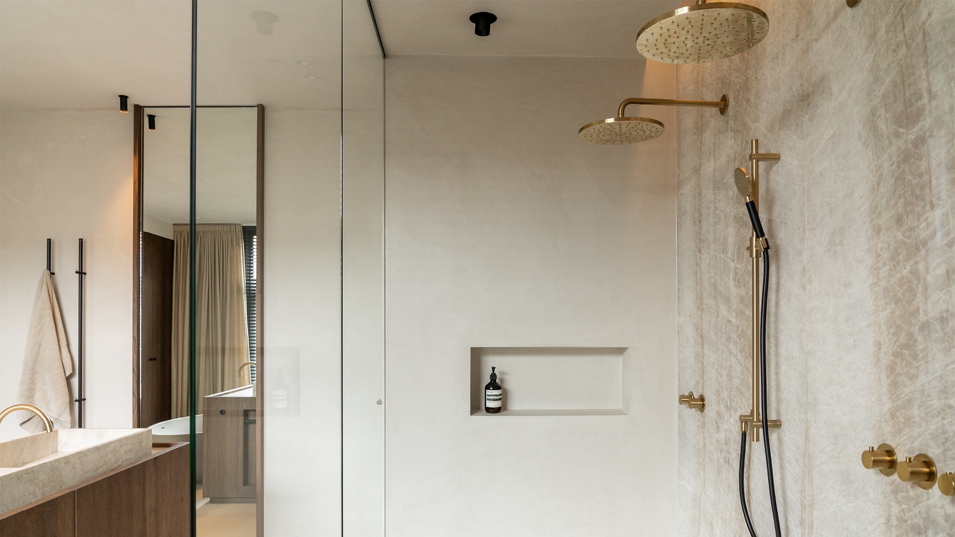 idee bagno di lusso: bagno moderno con doccia a filo, accessori dorati e parete di vetro., Luxury, Design, Exclusive, Modern, Custom Made, Special, Beautiful