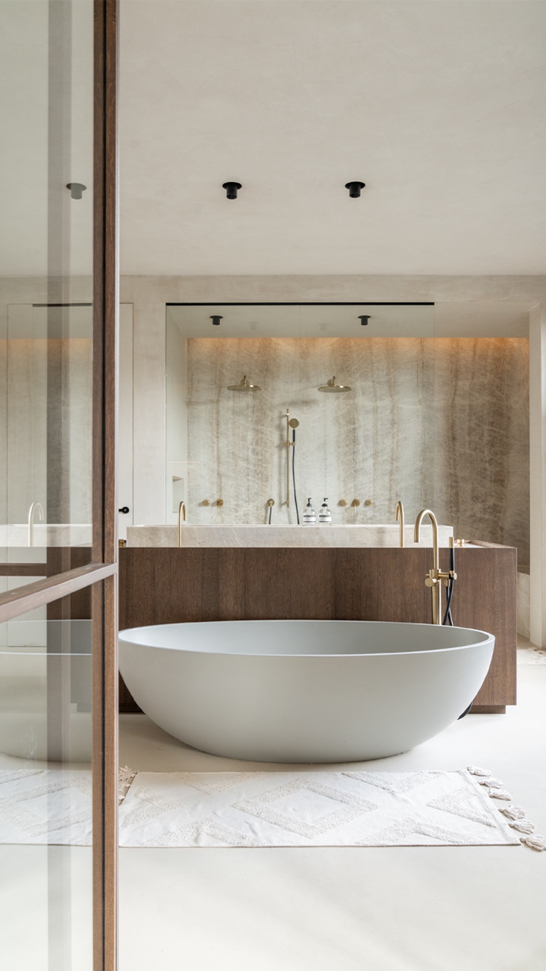 idee bagno di lusso: vasca da bagno di lusso con mobile in legno e rubinetti dorati in bagno moderno, Luxury, Design, Exclusive, Modern, Custom Made, Special, Beautiful
