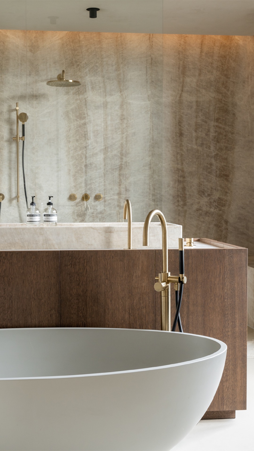 idee bagno di lusso: bagno moderno con doppie docce a pioggia e accessori dorati, Luxury, Design, Exclusive, Modern, Custom Made, Special, Beautiful