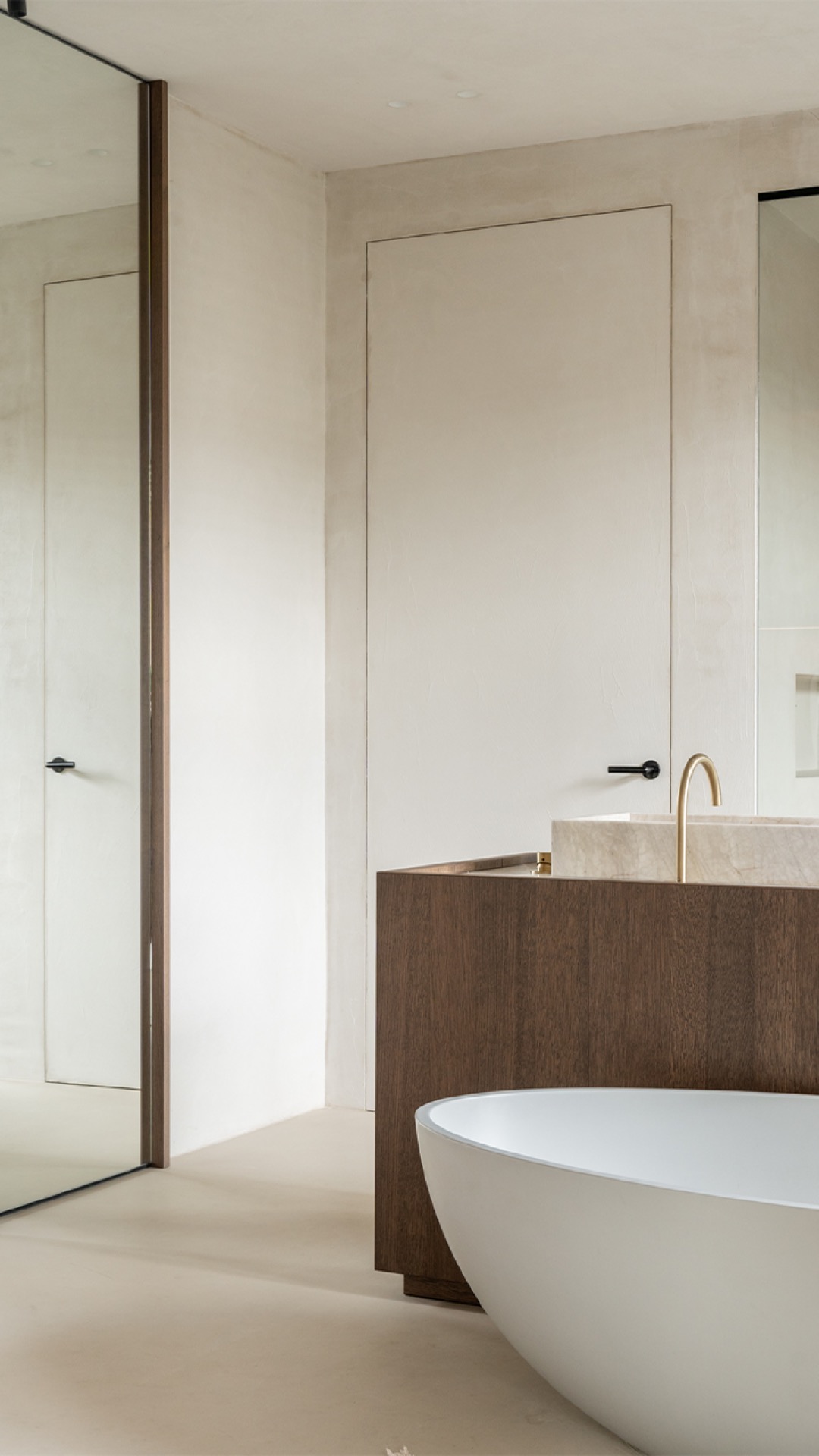 idee bagno di lusso: bagno moderno e minimalista con nicchia integrata e miscelatori dorati, Luxury, Design, Exclusive, Modern, Custom Made, Special, Beautiful