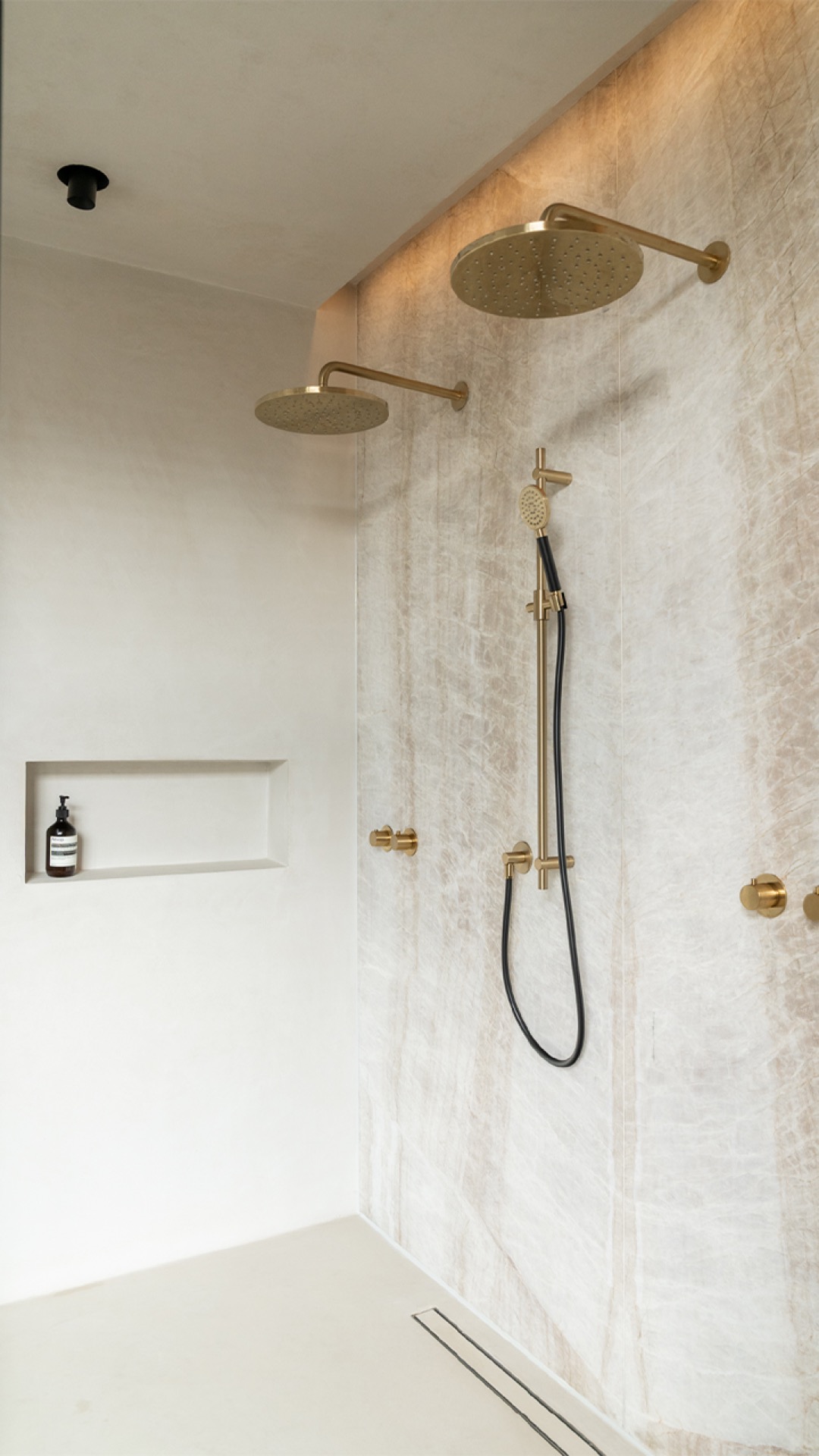 idee bagno di lusso: bagno di lusso con pavimento e pareti in marmo, accessori dorati, Luxury, Design, Exclusive, Modern, Custom Made, Special, Beautiful