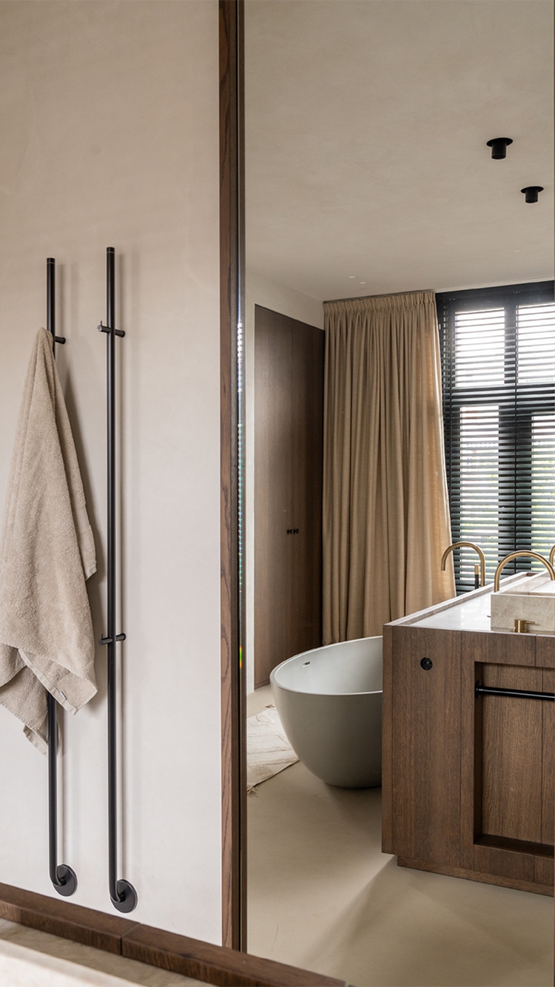 idee bagno di lusso: soggiorno con telai di finestre in legno e grandi finestre, Luxury, Design, Exclusive, Modern, Custom Made, Special, Beautiful