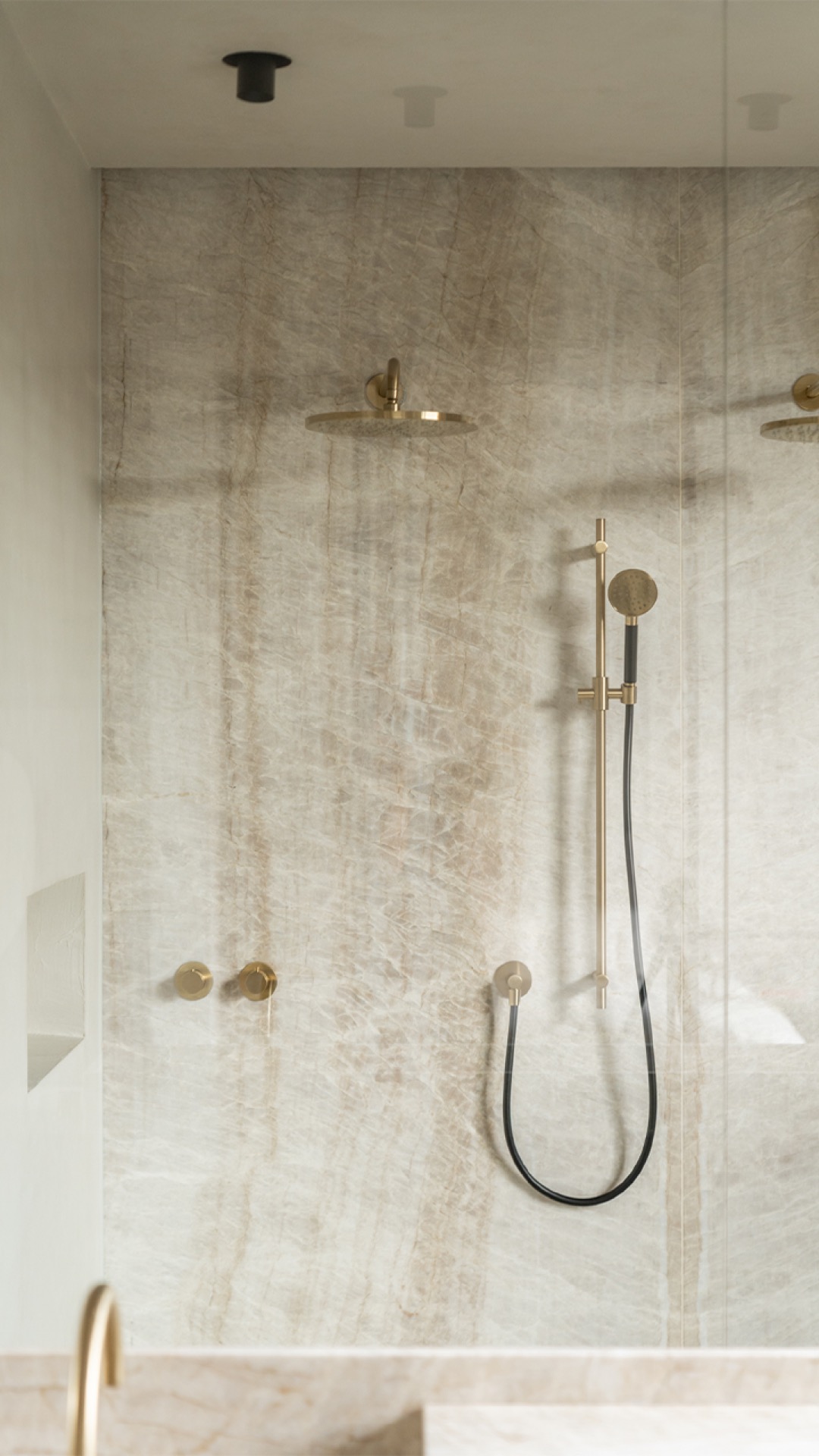 idee bagno di lusso: bagno moderno con parete in marmo e accessori dorati, Luxury, Design, Exclusive, Modern, Custom Made, Special, Beautiful