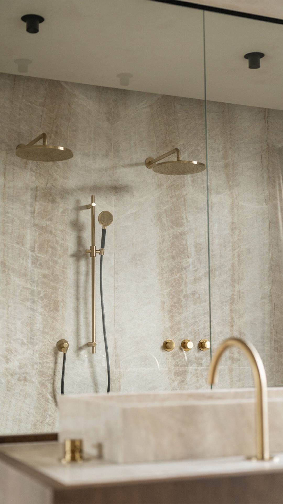 idee bagno di lusso: zona doccia nel bagno con parete in vetro, soffione a pioggia, e accessori dorati., Luxury, Design, Exclusive, Modern, Custom Made, Special, Beautiful