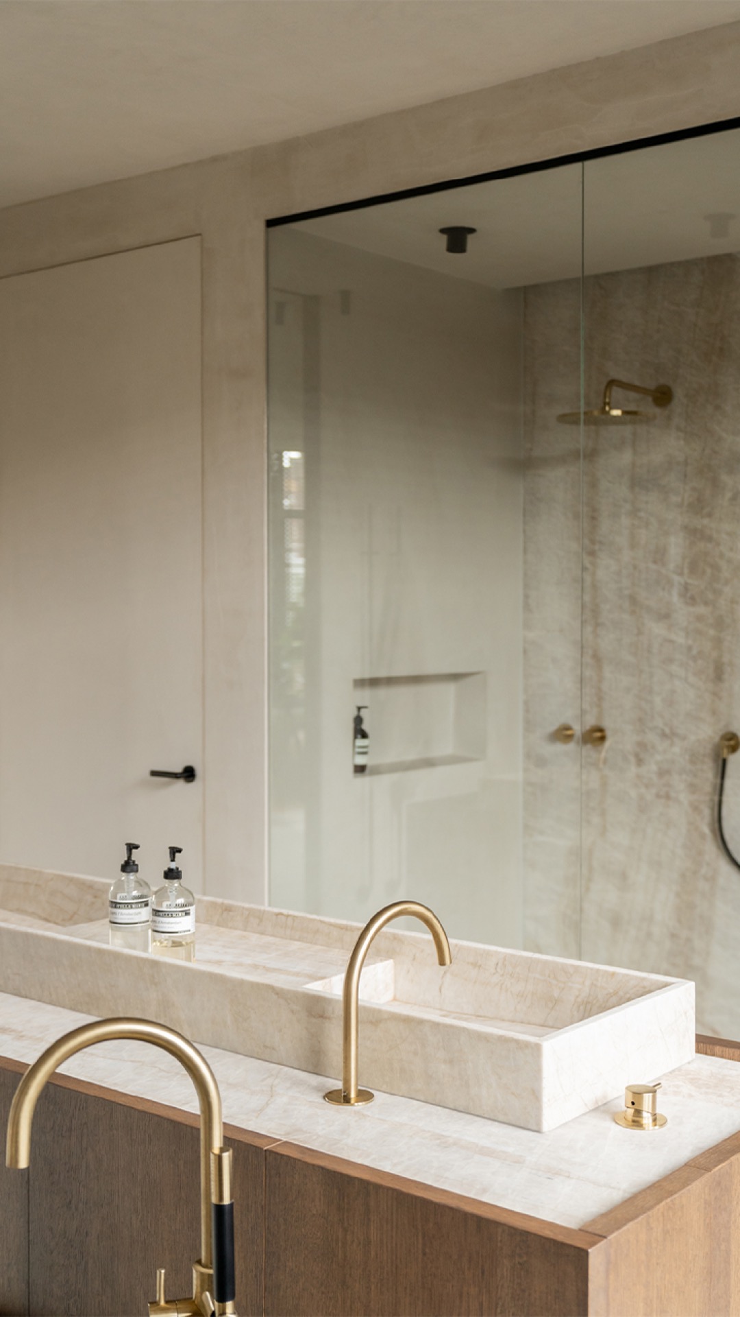 idee bagno di lusso: bagno con doppi lavabi, piano in marmo, accessori dorati, grande specchio e illuminazione soffusa., Luxury, Design, Exclusive, Modern, Custom Made, Special, Beautiful
