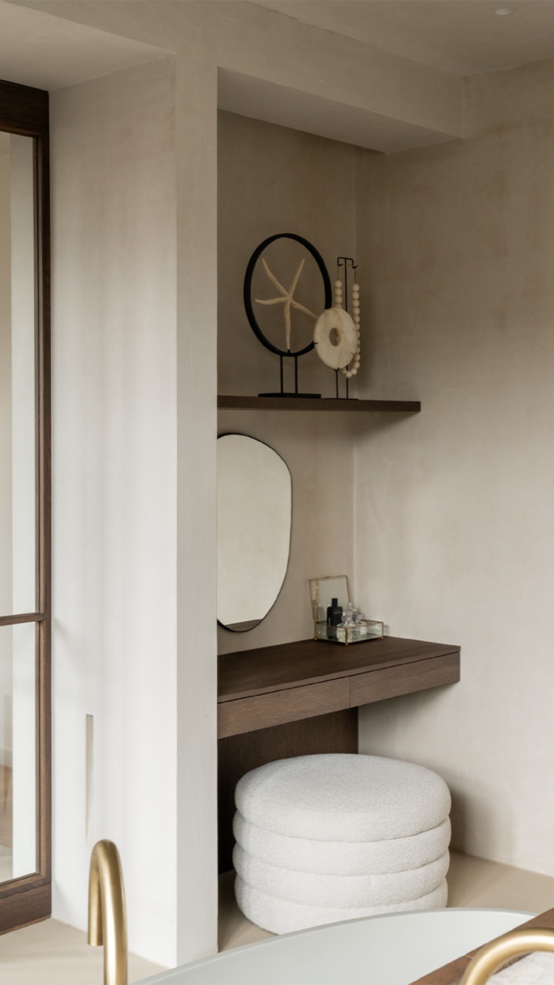 idee bagno di lusso: bagno moderno con lavabo bianco, specchio, accessori dorati, piano in marmo., Luxury, Design, Exclusive, Modern, Custom Made, Special, Beautiful