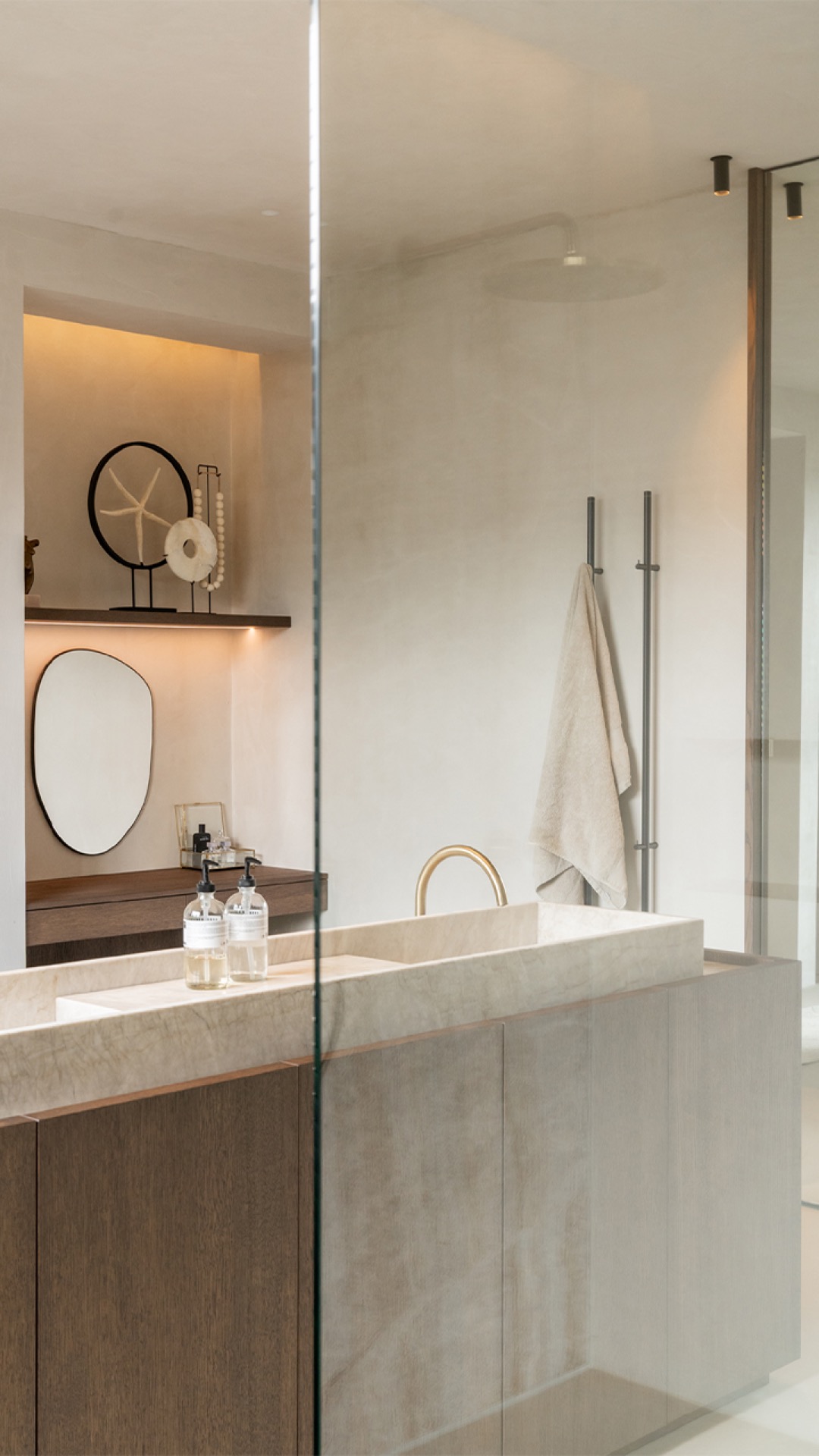 idee bagno di lusso: mobile bagno in legno chiaro con specchio e rubinetti dorati in stile minimalista., Luxury, Design, Exclusive, Modern, Custom Made, Special, Beautiful