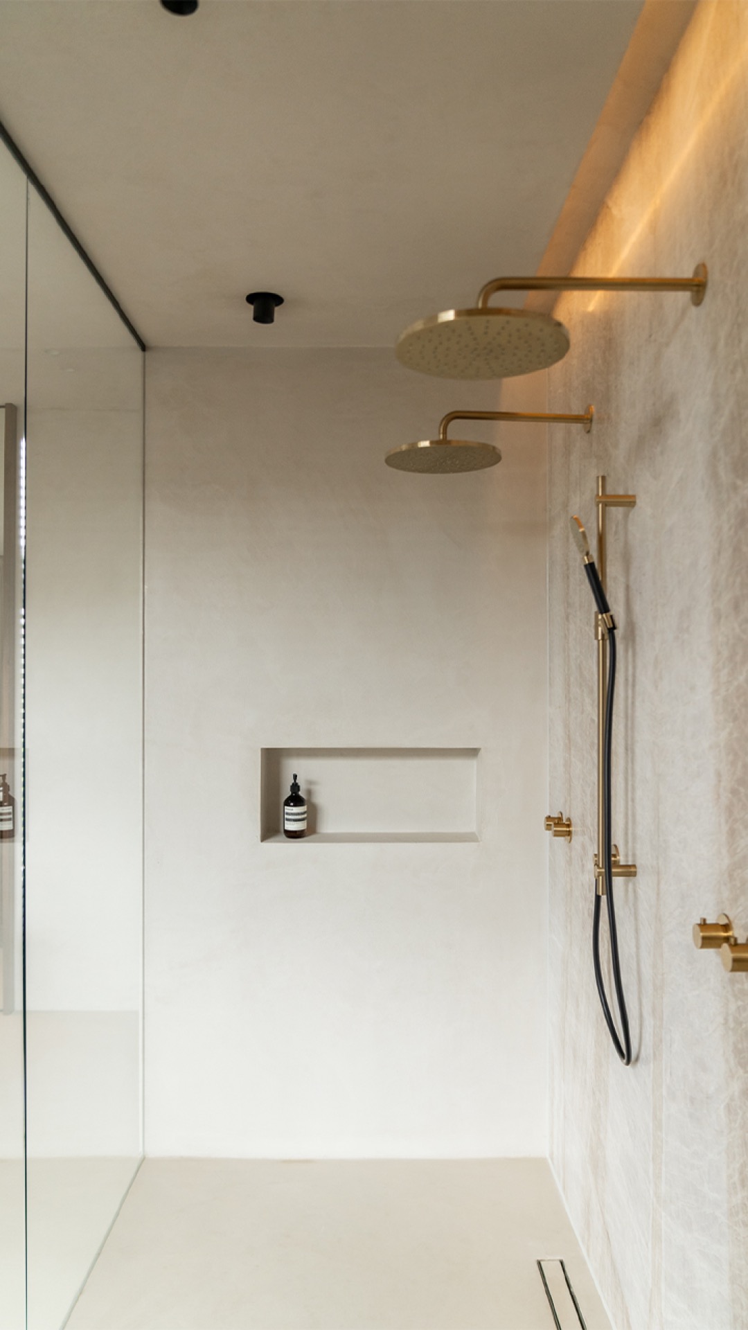 idee bagno di lusso: dettaglio delle rubinetterie dorate e delle docce a mano nella doccia walk-in., Luxury, Design, Exclusive, Modern, Custom Made, Special, Beautiful