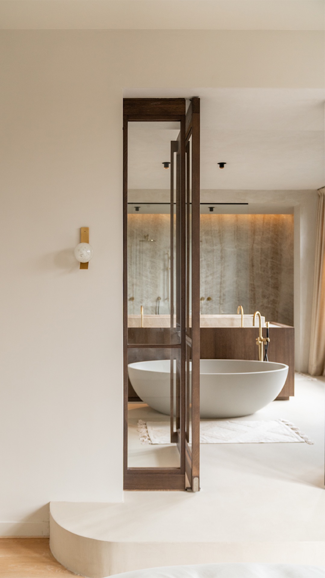 idee bagno di lusso: bagno semplice con vasca da bagno indipendente bianca e mobile in legno, moderno ed elegante., Luxury, Design, Exclusive, Modern, Custom Made, Special, Beautiful
