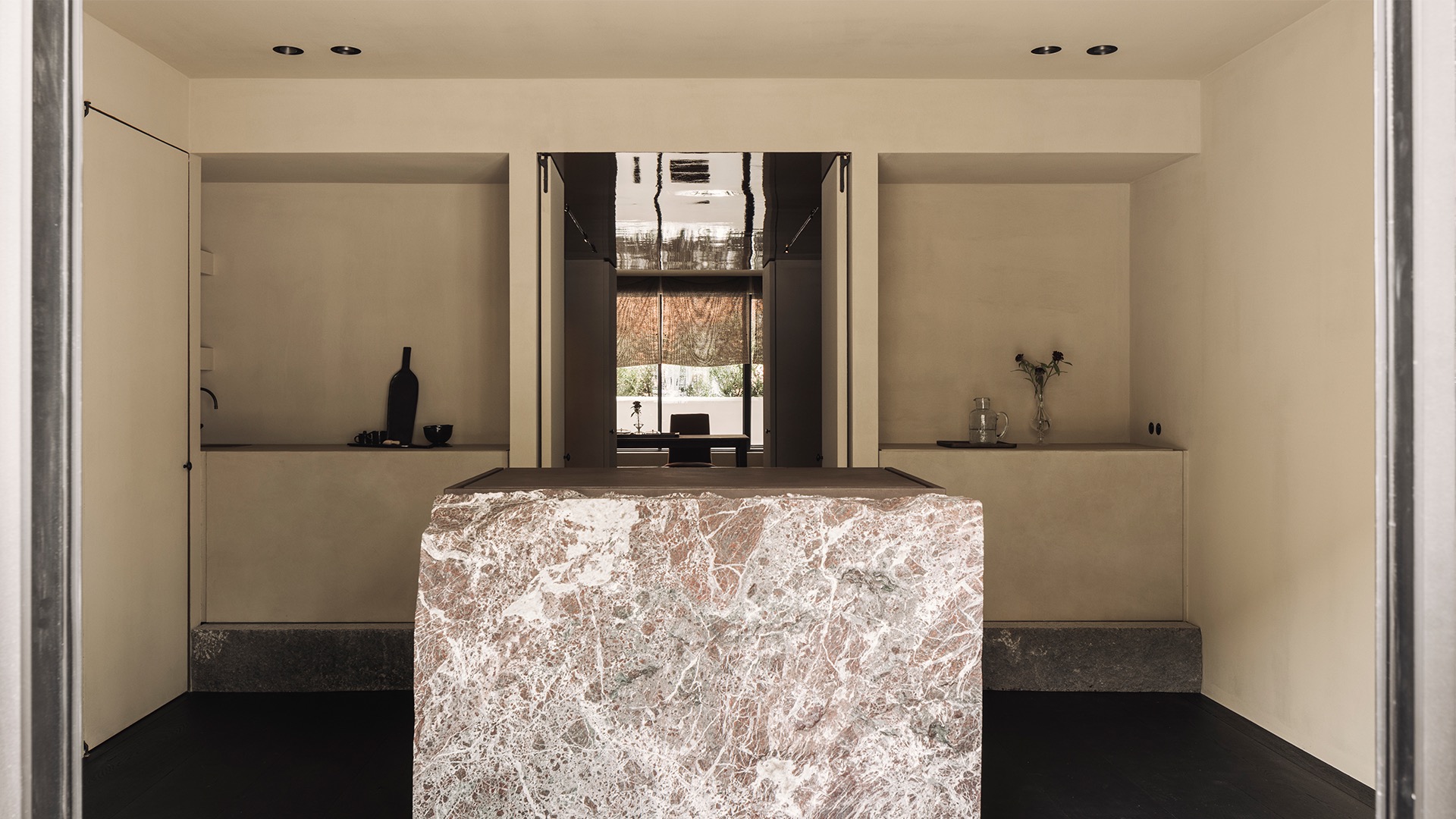 interni minimali: interni con isola cucina in marmo e colori naturali, Luxury, Design, Exclusive, Modern, Custom Made, Special, Beautiful