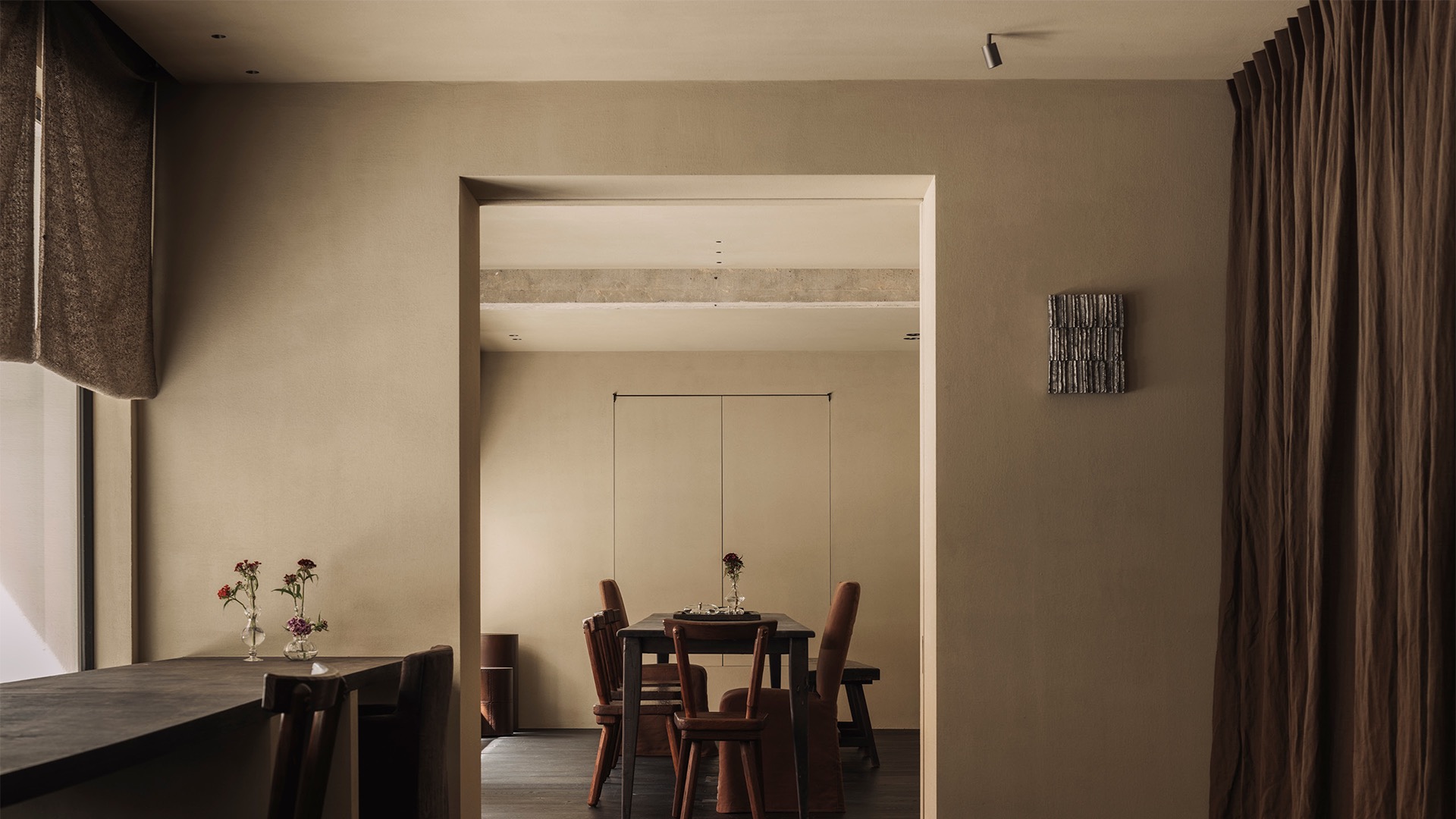 interni minimali: zona pranzo con tavolo in legno e fiori, atmosfera rustica, Luxury, Design, Exclusive, Modern, Custom Made, Special, Beautiful