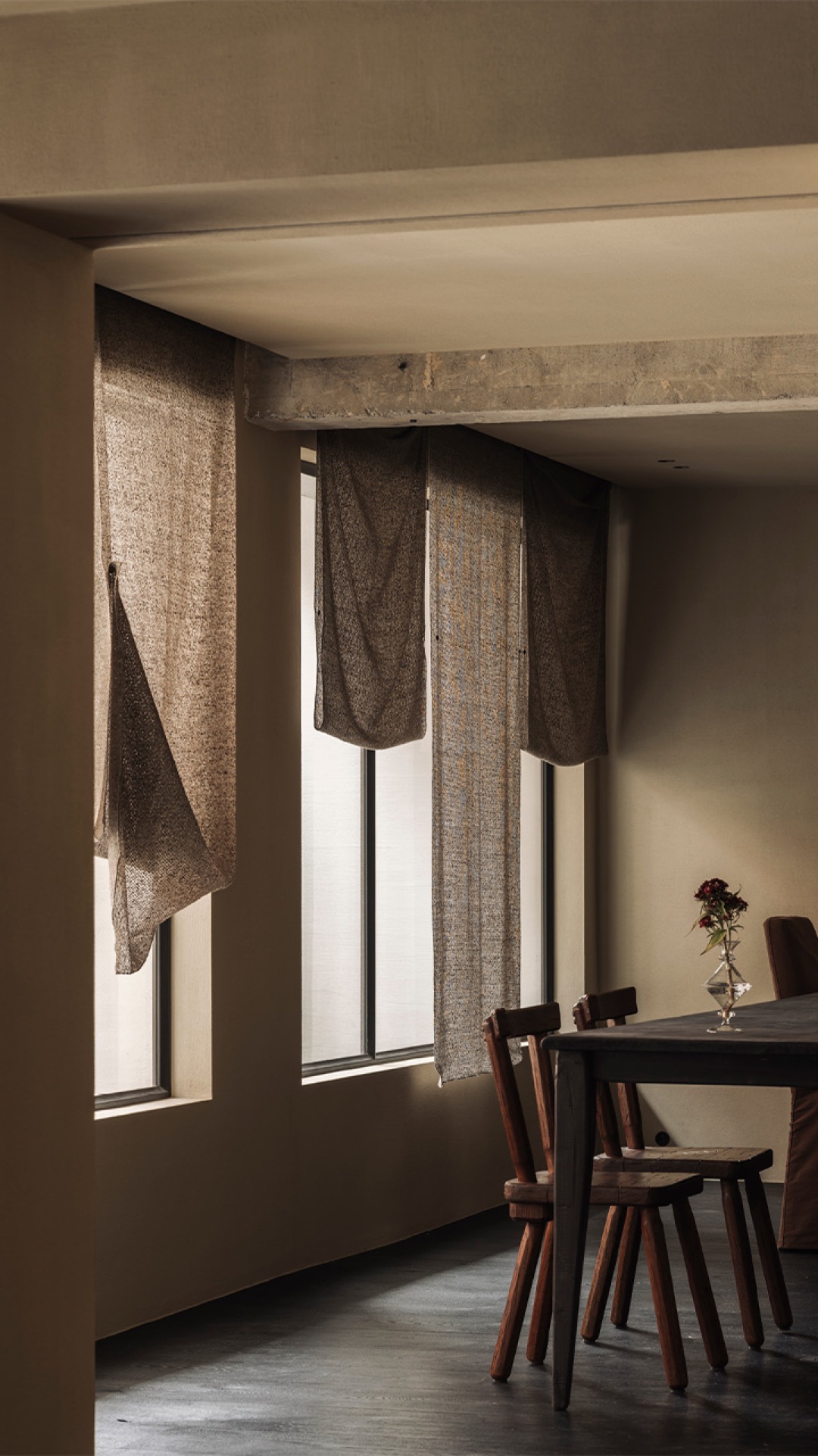 interni minimali: elemento murale con texture verticale e bordo scuro, Luxury, Design, Exclusive, Modern, Custom Made, Special, Beautiful