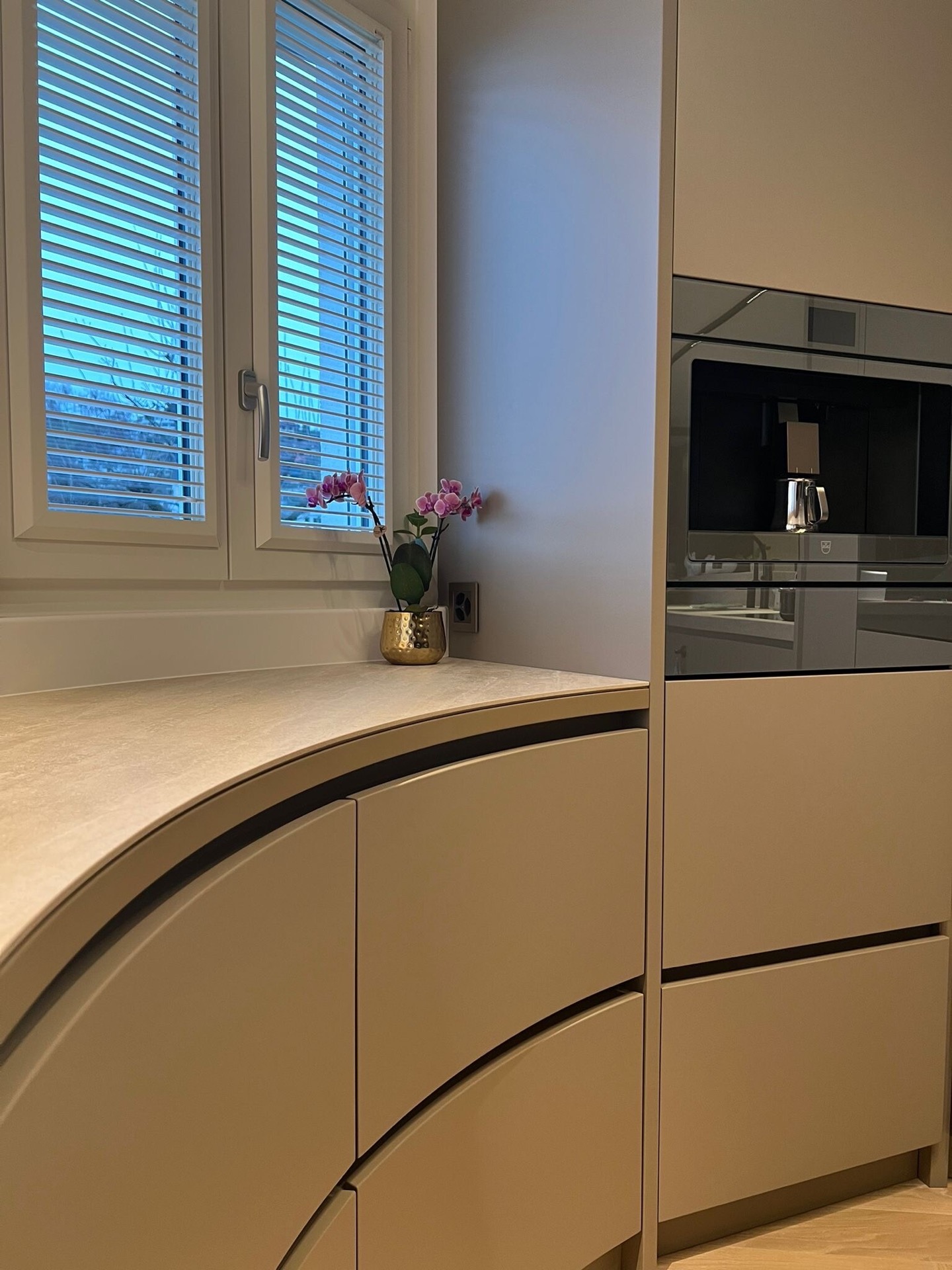interno moderno: isola cucina moderna con piano cottura integrato e finitura liscia., Luxury, Design, Exclusive, Modern, Custom Made, Special, Beautiful