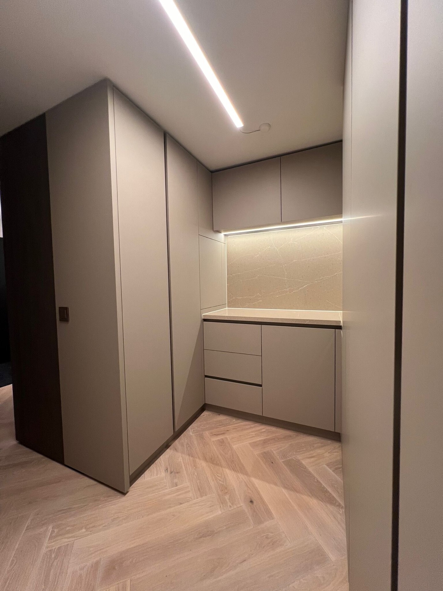 interno moderno: cucina moderna con armadi a incasso e backsplash in marmo., Luxury, Design, Exclusive, Modern, Custom Made, Special, Beautiful