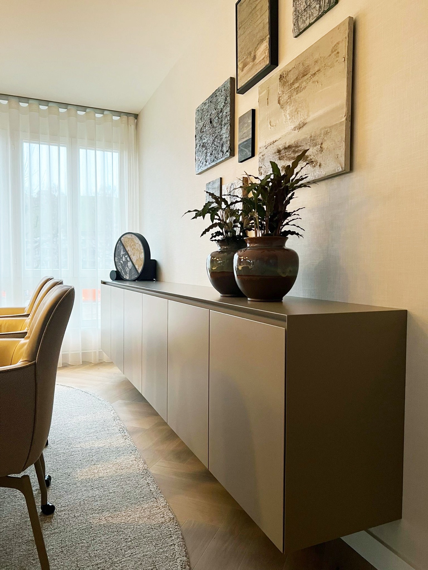 interno moderno: interno con grandi finestre, pavimento in legno e armadi integrati., Luxury, Design, Exclusive, Modern, Custom Made, Special, Beautiful
