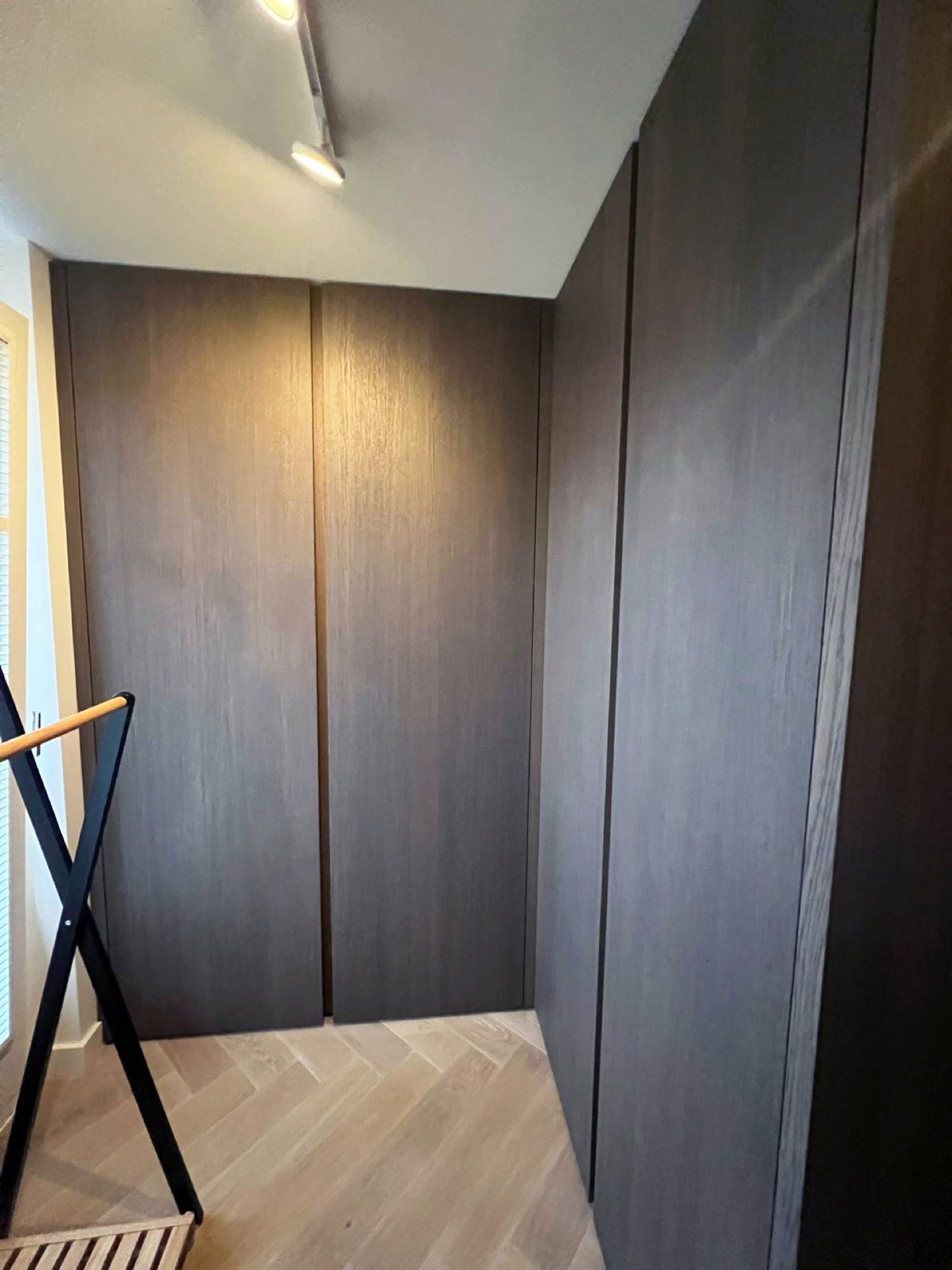interno moderno: armadio a parete in legno moderno con linee pulite., Luxury, Design, Exclusive, Modern, Custom Made, Special, Beautiful