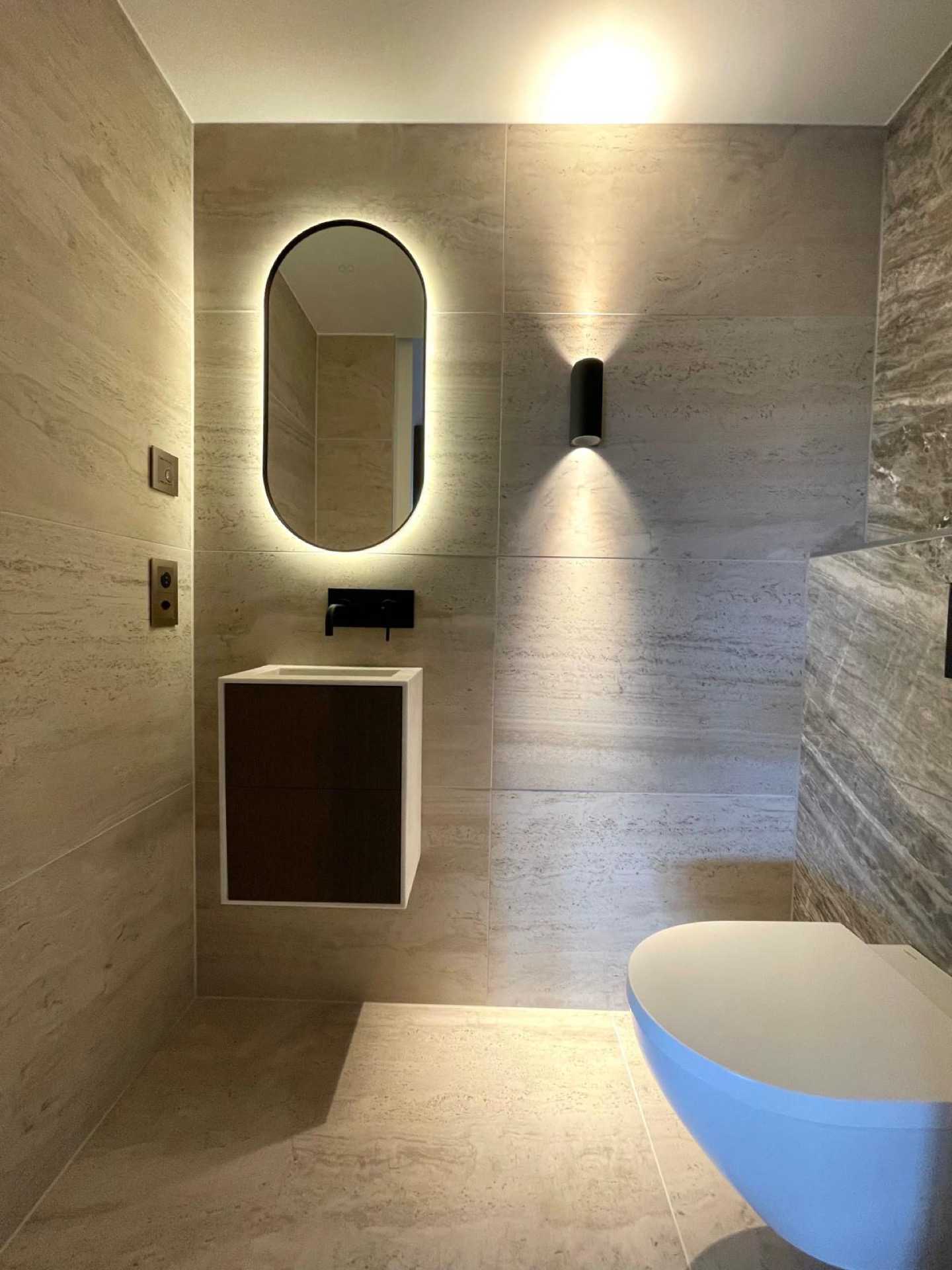 interno moderno: bagno con specchio ovale illuminato e materiali naturali, Luxury, Design, Exclusive, Modern, Custom Made, Special, Beautiful