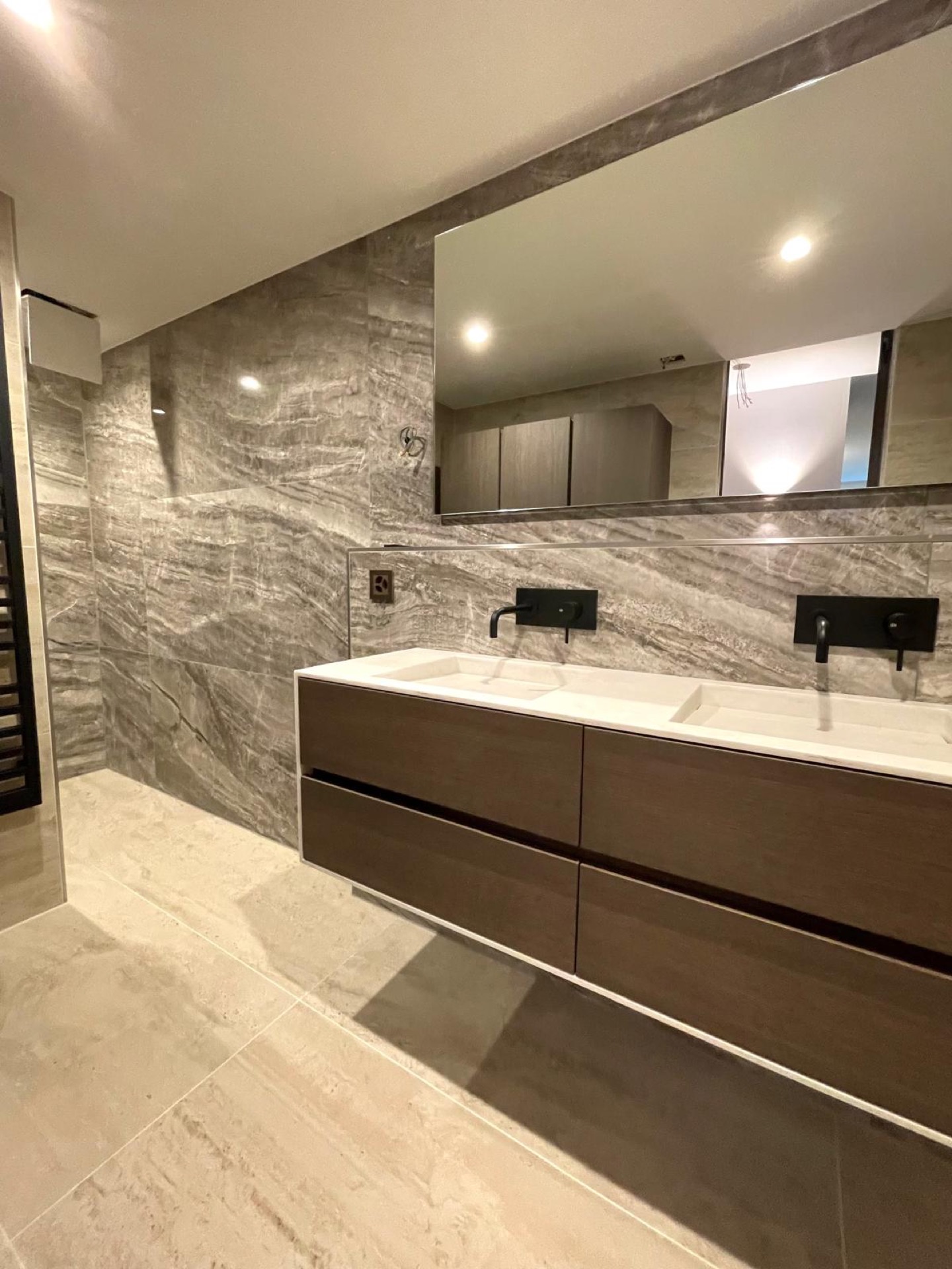 interno moderno: bagno moderno con doppio lavabo, specchio illuminato e materiali naturali, Luxury, Design, Exclusive, Modern, Custom Made, Special, Beautiful