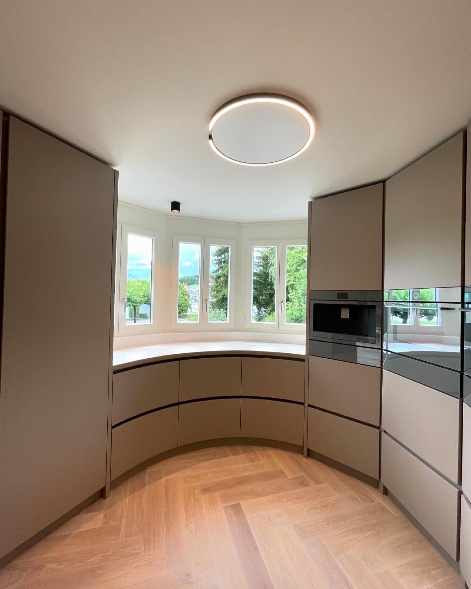 interno moderno: cucina moderna con finestre rotonde e colori chiari, Luxury, Design, Exclusive, Modern, Custom Made, Special, Beautiful