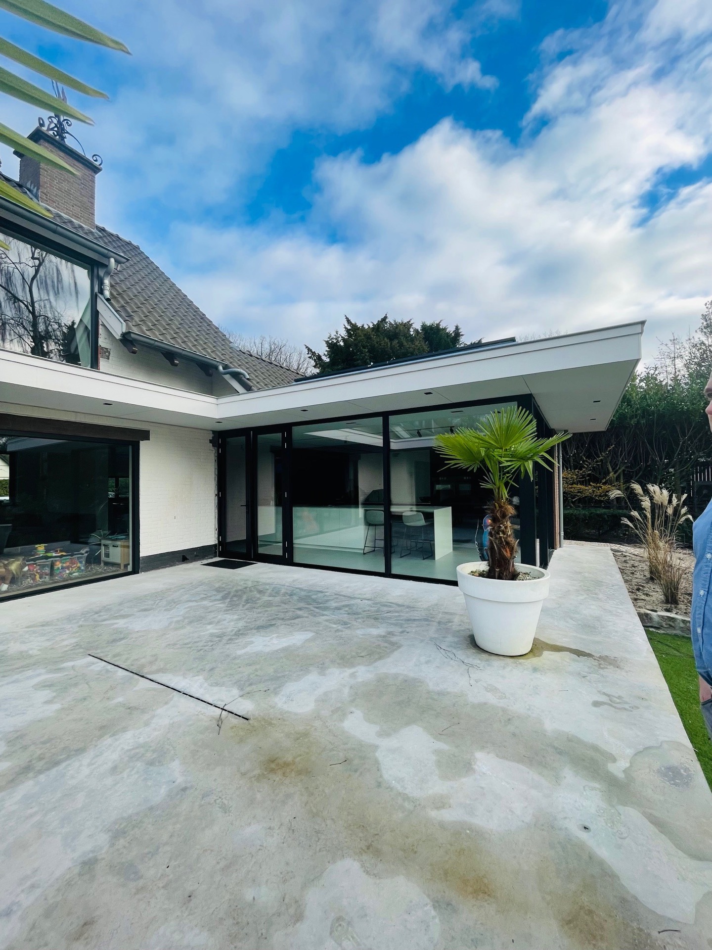 casa moderna: estensione moderna con pareti di vetro e collegamento al giardino su una terrazza in cemento., Luxury, Design, Exclusive, Modern, Custom Made, Special, Beautiful