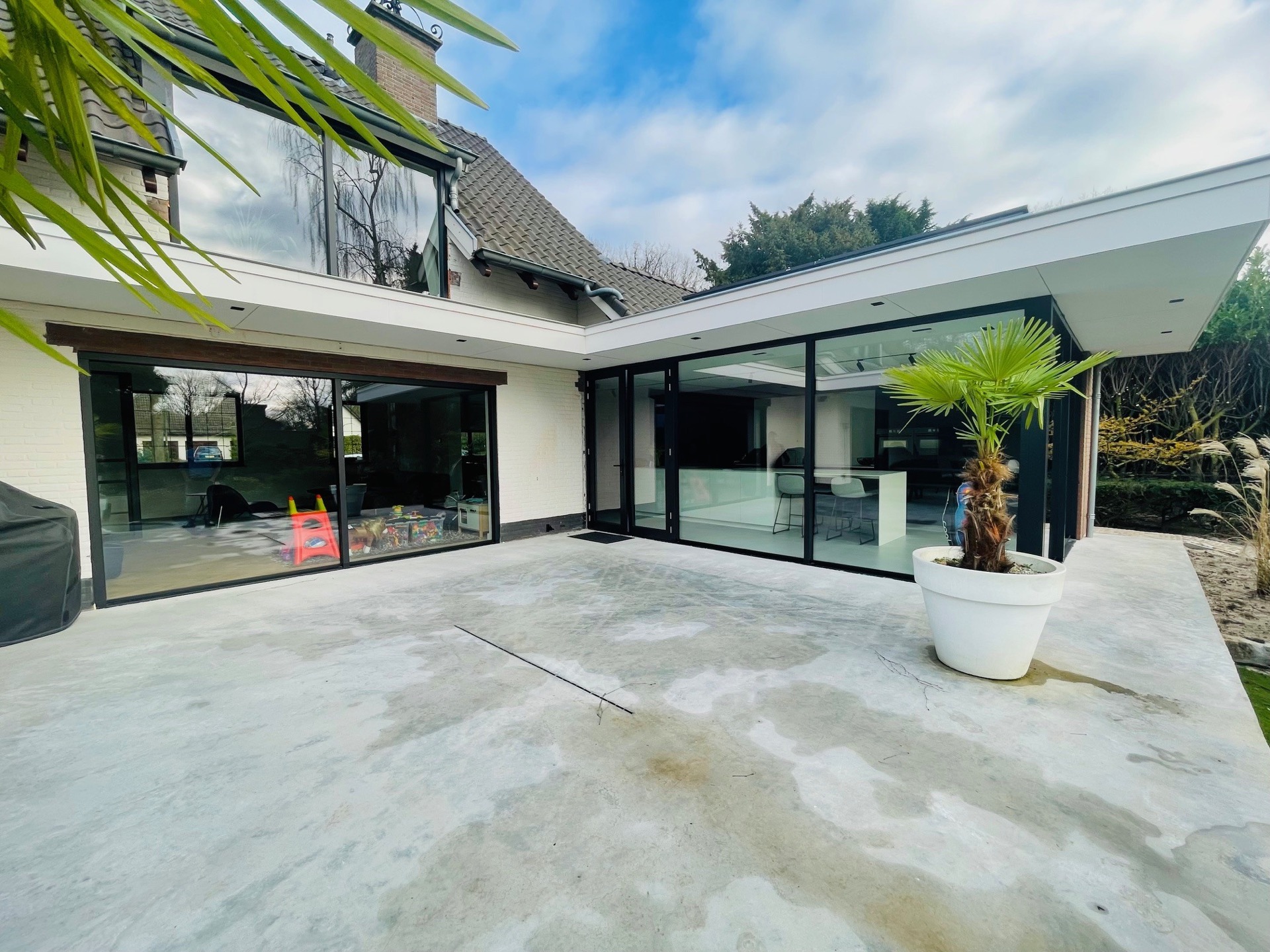 casa moderna: soggiorno con grandi porte scorrevoli in vetro e vista sul giardino con dettagli in legno, Luxury, Design, Exclusive, Modern, Custom Made, Special, Beautiful
