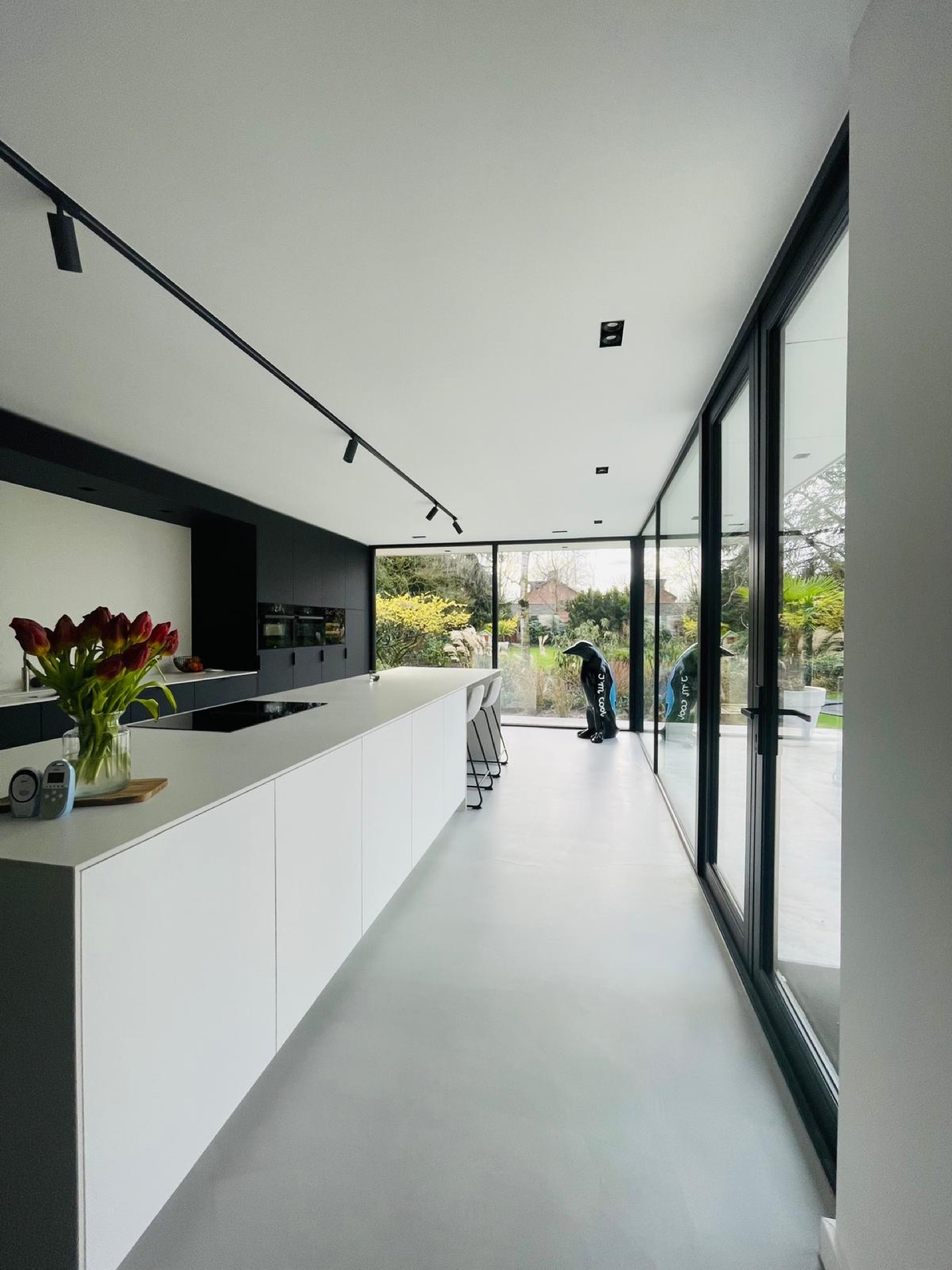 casa moderna: cucina moderna con grandi porte in vetro che conducono al patio, design minimalista e materiali chiari., Luxury, Design, Exclusive, Modern, Custom Made, Special, Beautiful