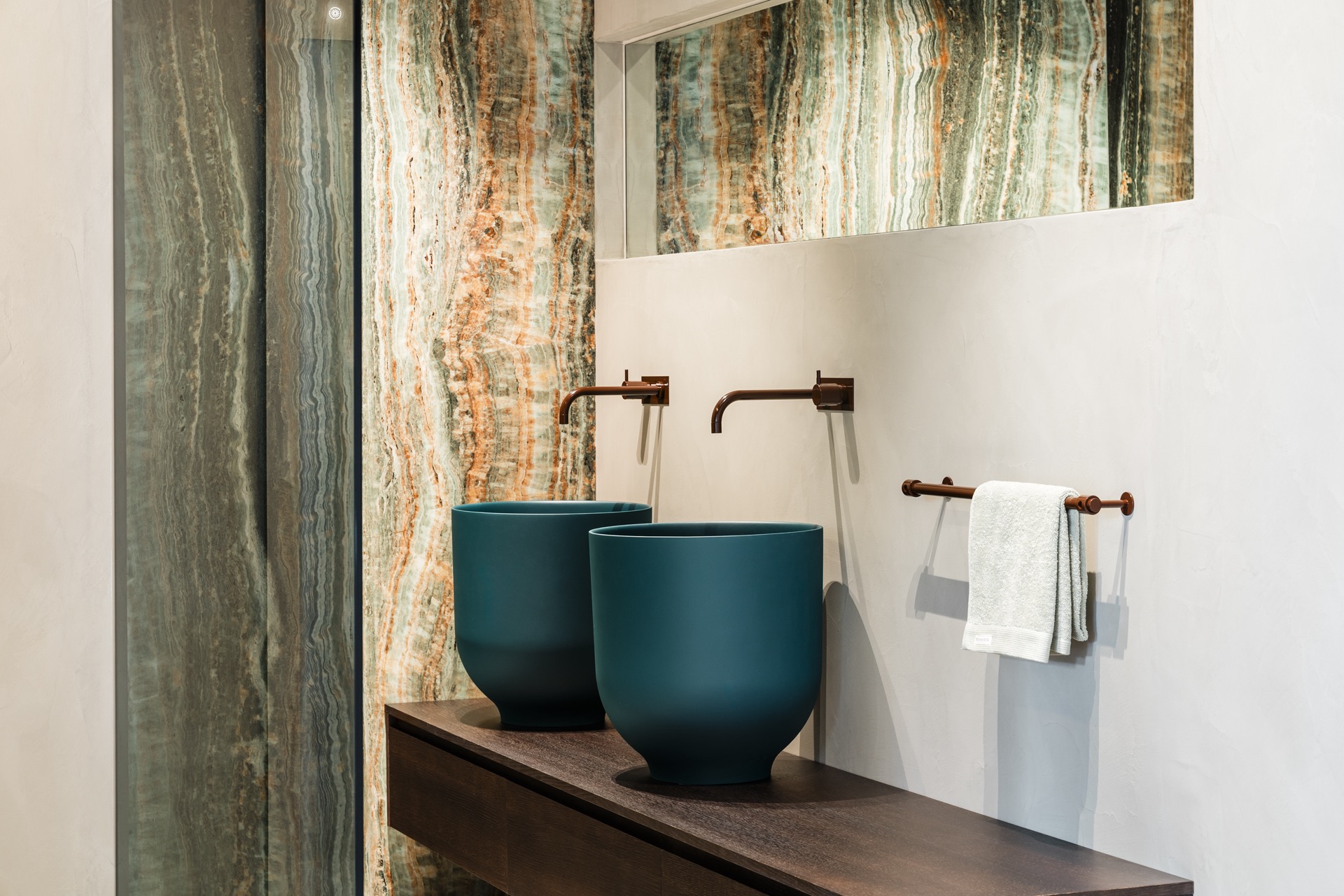 bagno di lusso: bagno con parete illuminata e pannello in vetro in luce rossa, Luxury, Design, Exclusive, Modern, Custom Made, Special, Beautiful